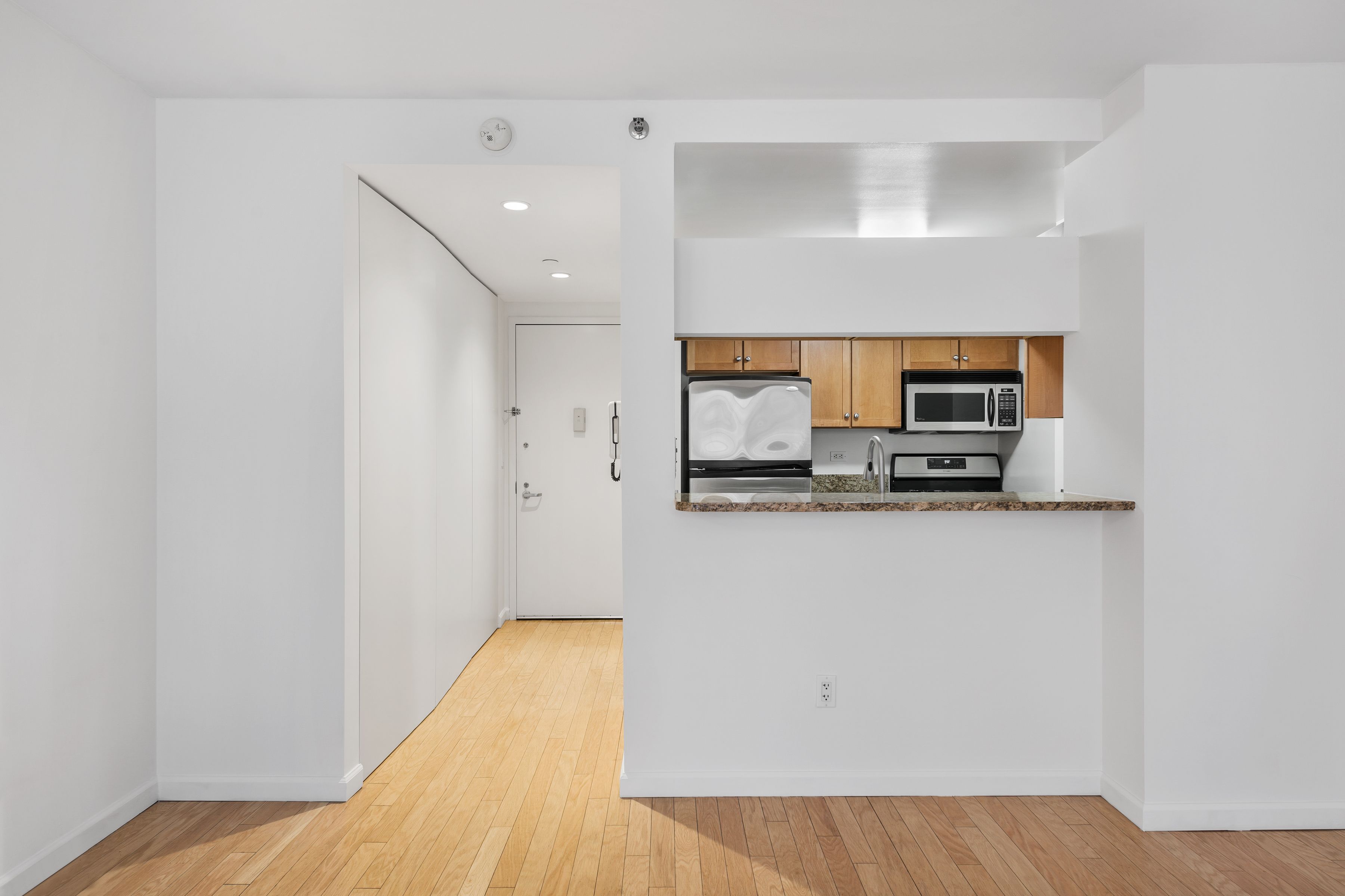  Chelsea 1 Bedroom w/ Balcony and South Exposure - 物件實景