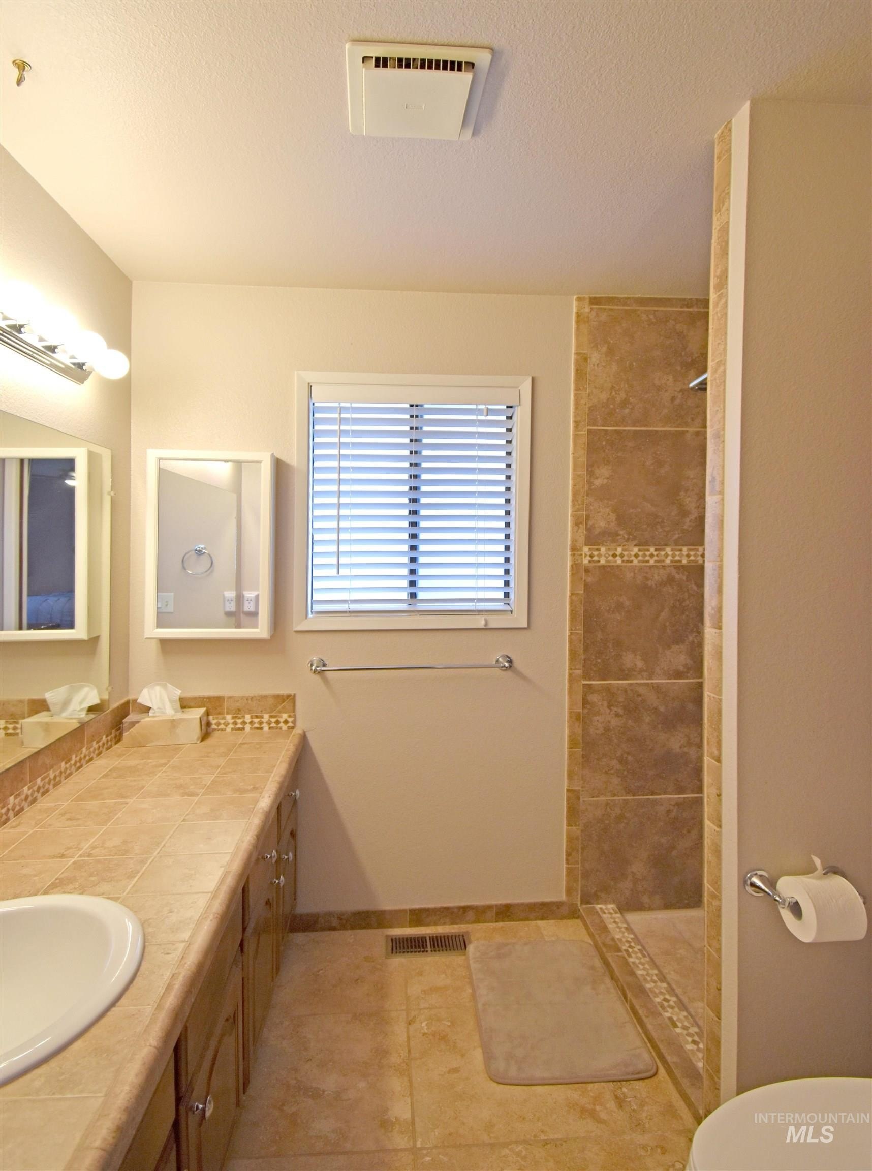 Clarkston, Washington, 99403, United States, 5 Bedrooms Bedrooms, ,4 BathroomsBathrooms,Residential,For Sale,2005826