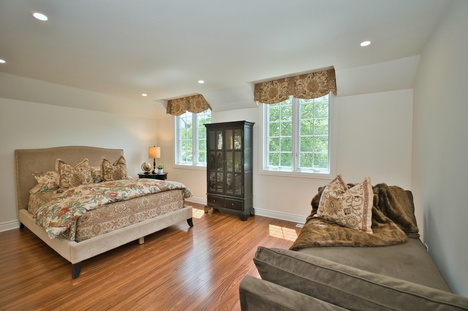 Lake Forest, Illinois, 60045, United States, 4 Bedrooms Bedrooms, ,5 BathroomsBathrooms,Residential,For Sale,1976497