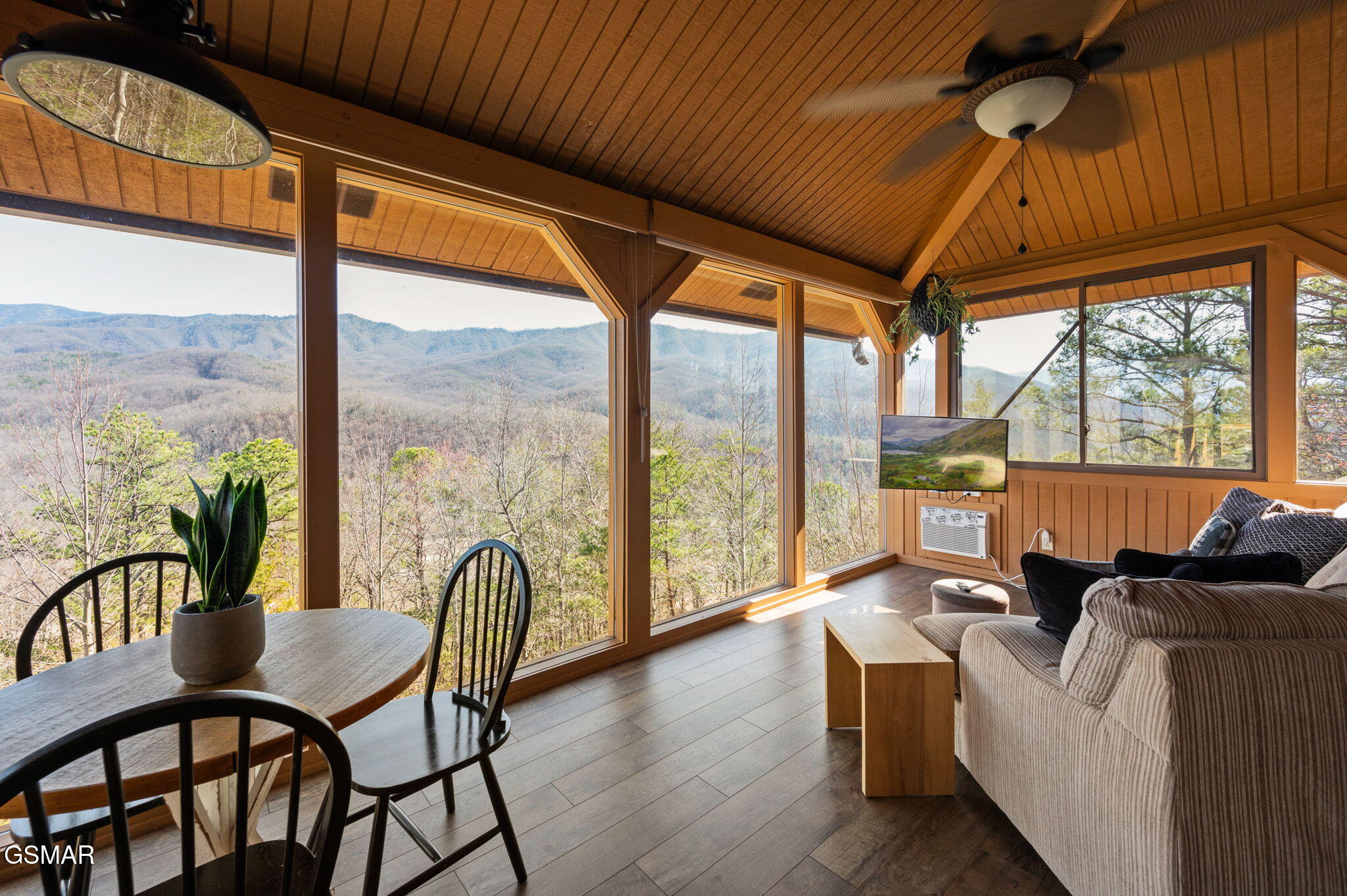 Gatlinburg, Tennessee, 37738, United States, 3 Bedrooms Bedrooms, ,3 BathroomsBathrooms,Residential,For Sale,1977733