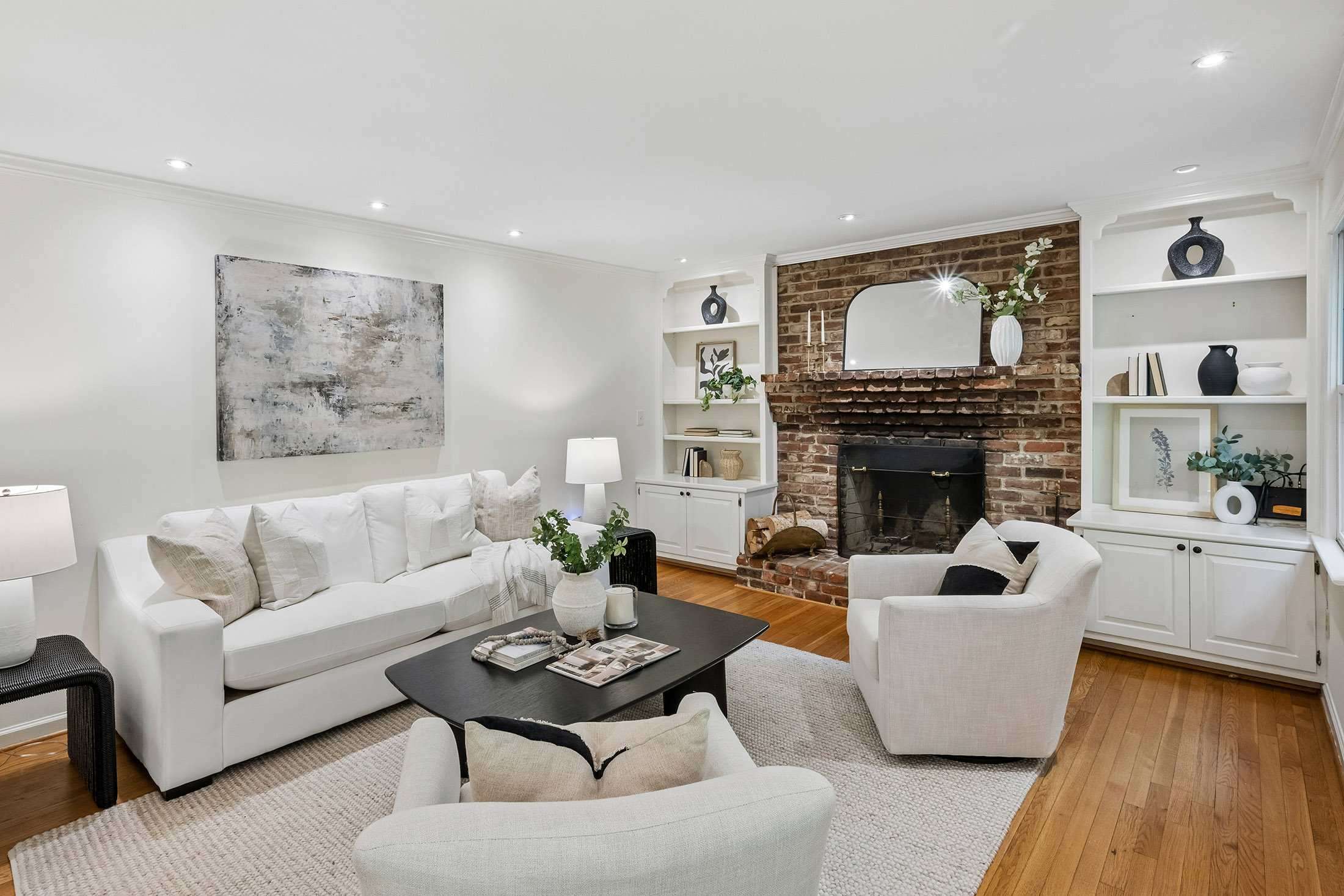  Timeless Character, Generous Living Spaces and a Quiet Cul-de-sac Location - 物件實景