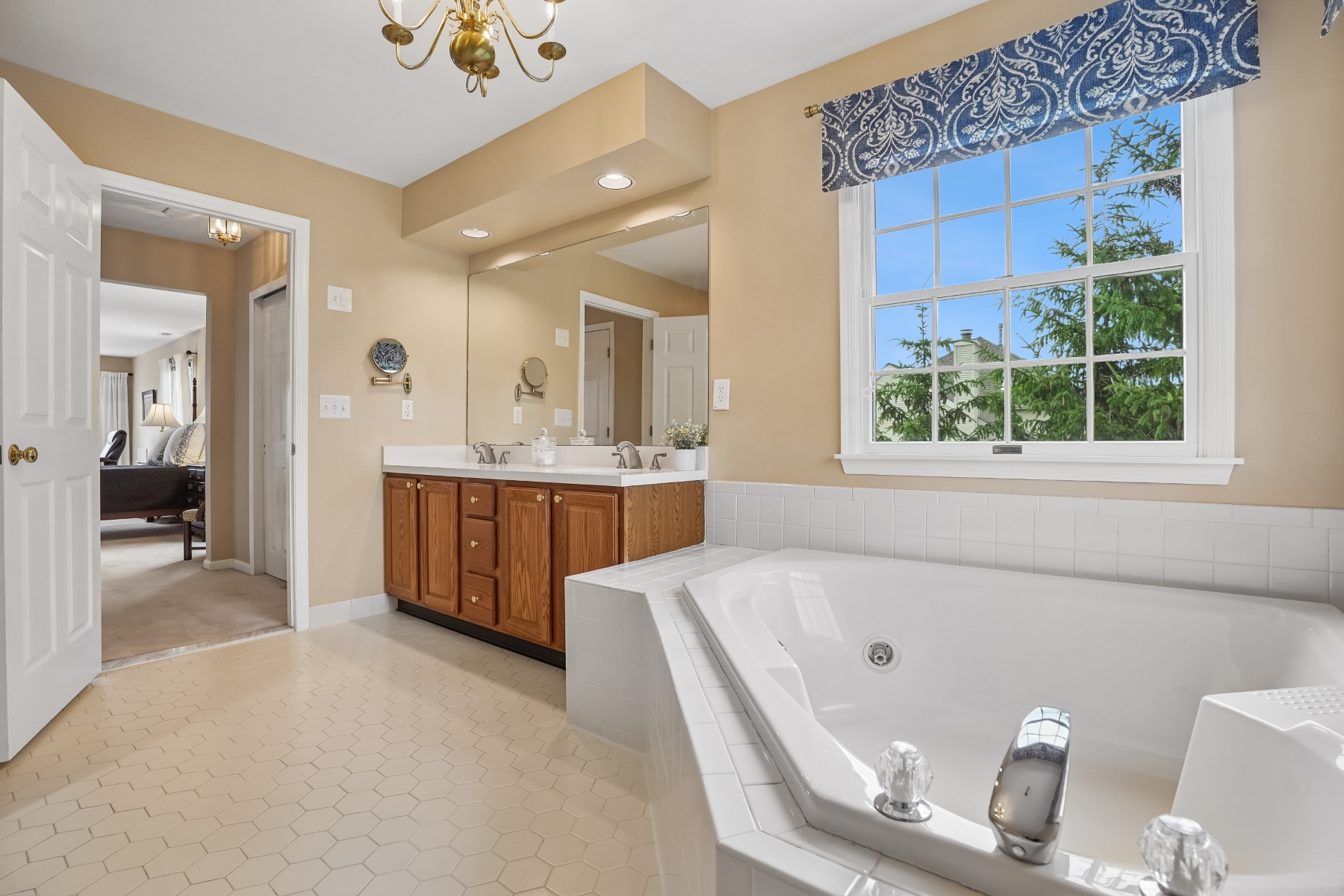  ?Staats Farm? Colonial Blends Classic Charm with Modern Updates - 物件實景