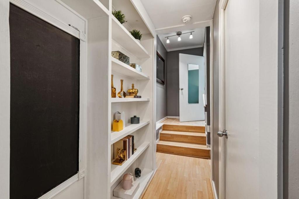 San Francisco, California, 94134, United States, 3 Bedrooms Bedrooms, ,2 BathroomsBathrooms,Residential,For Sale,1943072