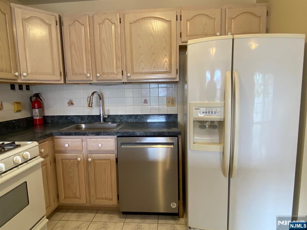 Newark, New Jersey, 07105, United States, 2 Bedrooms Bedrooms, ,3 BathroomsBathrooms,Residential,For Sale,1908619