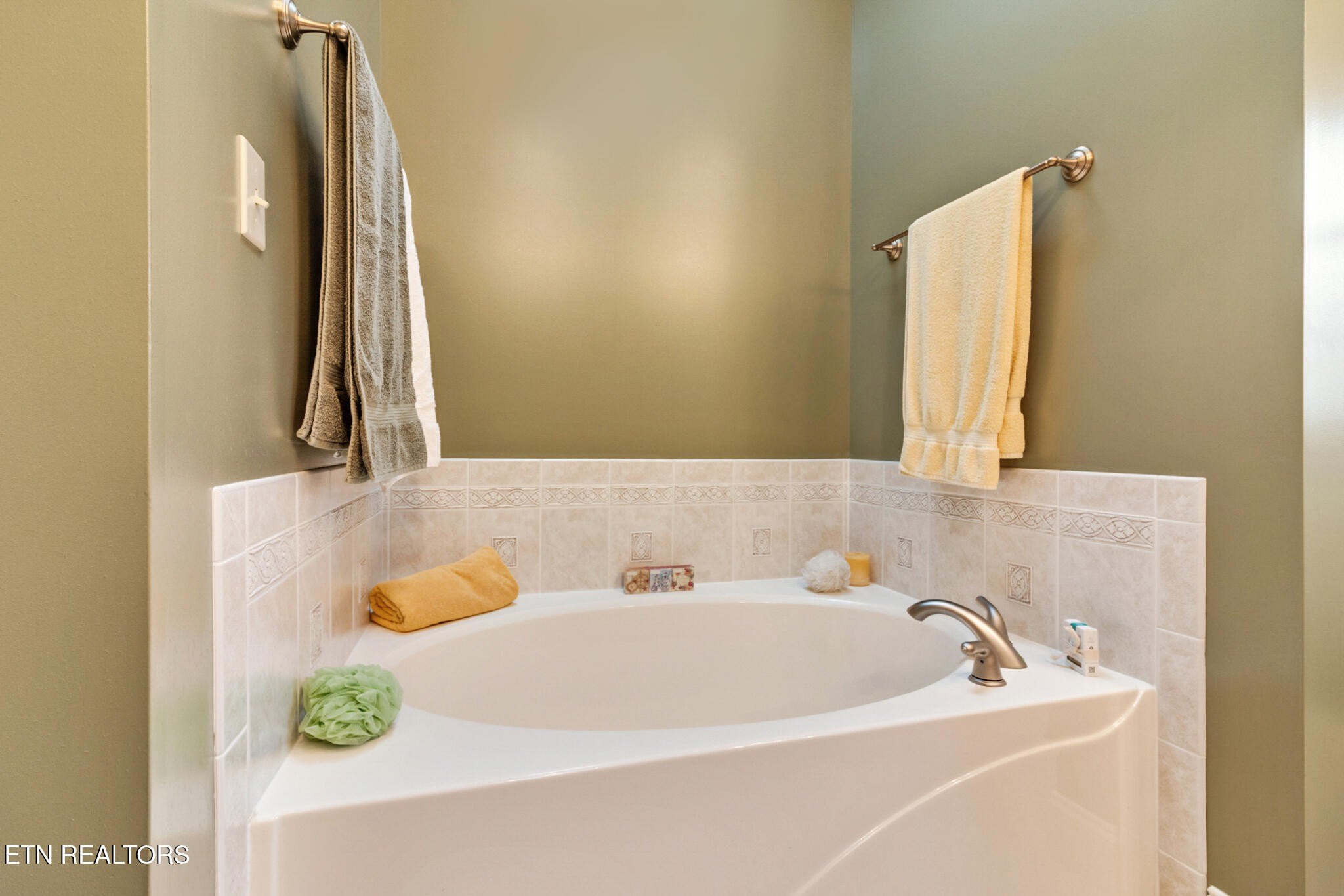 Crossville, Tennessee, 38572, United States, 2 Bedrooms Bedrooms, ,3 BathroomsBathrooms,Residential,For Sale,1978384