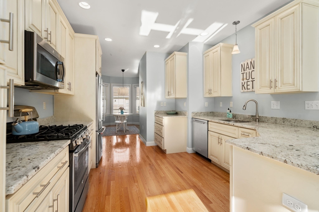 Holliston, Massachusetts, 01746, United States, 2 Bedrooms Bedrooms, ,3 BathroomsBathrooms,Residential,For Sale,1940343