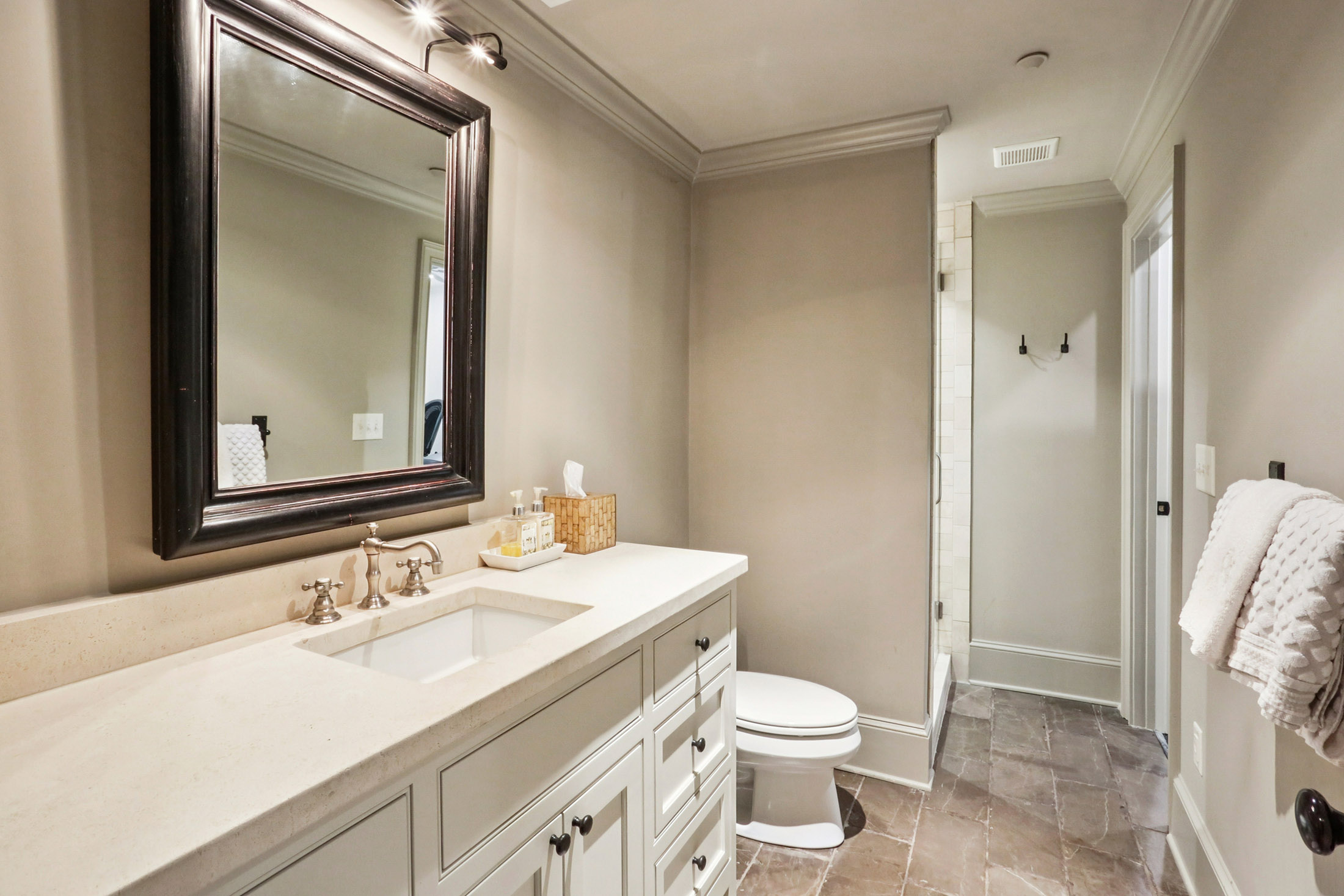  Exceptional Garden Hills Townhome Combines Luxury, Location and Lifestyle - 物件實景