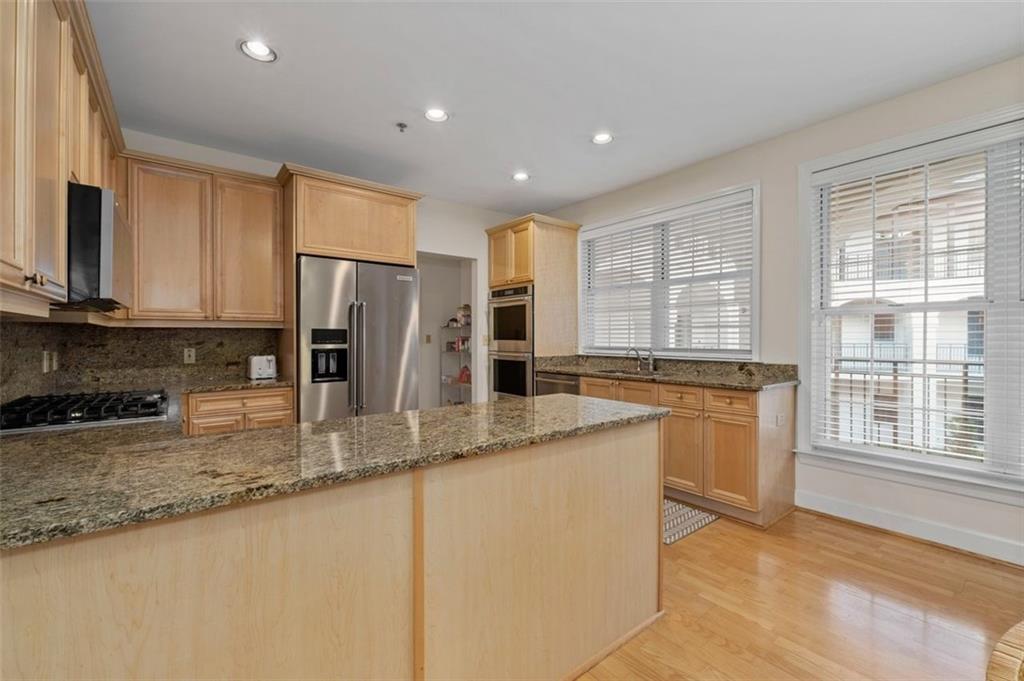 Atlanta, Georgia, 30327, United States, 2 Bedrooms Bedrooms, ,3 BathroomsBathrooms,Residential,For Sale,1895393