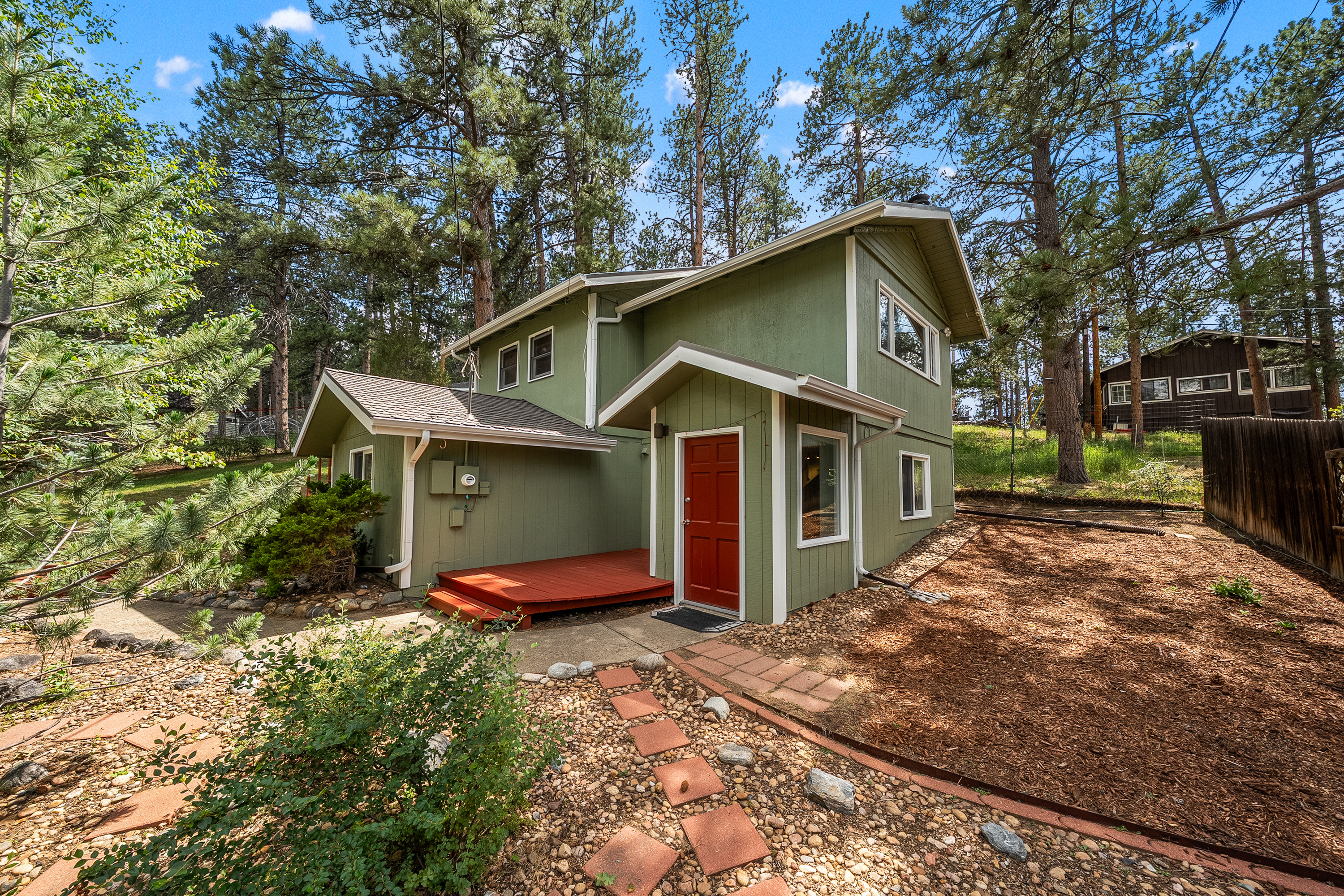  Rare Opportunity to Own 2 Homes Just Steps Away from Coveted Evergreen Lake - 物件實景