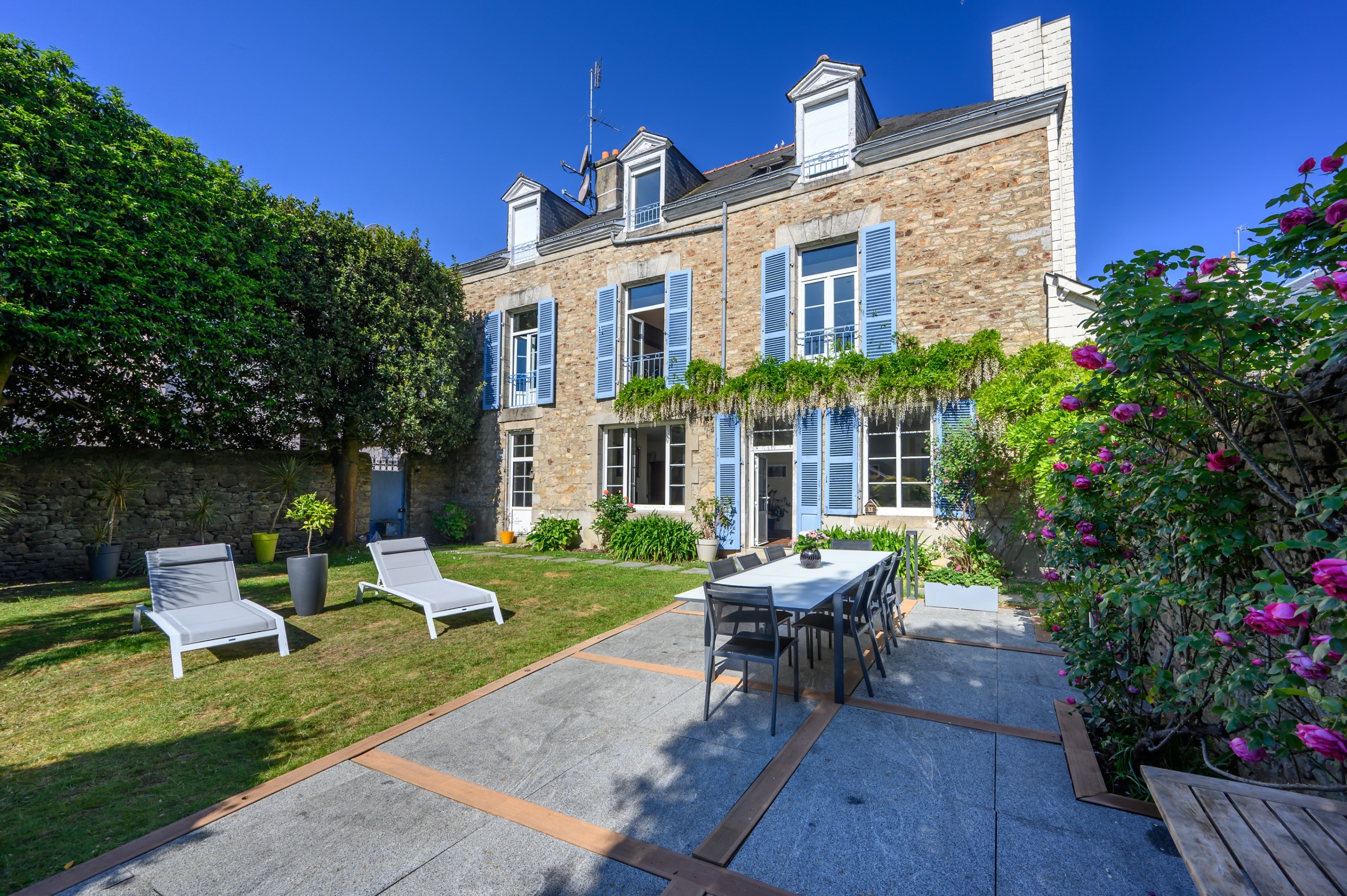  Vannes City Center: Splendid Period Residence with Large Garage and Enclosed Ga… - 物件實景