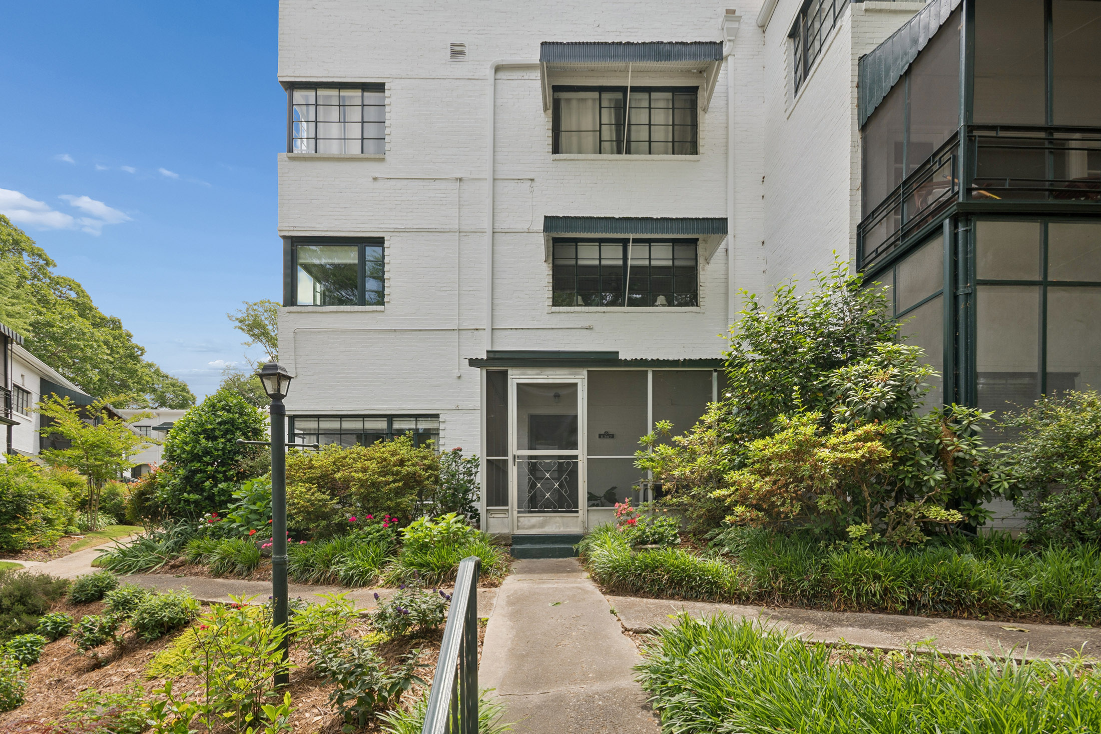  Stunning Mid-century End Unit in a Fantastic Location - 物件實景