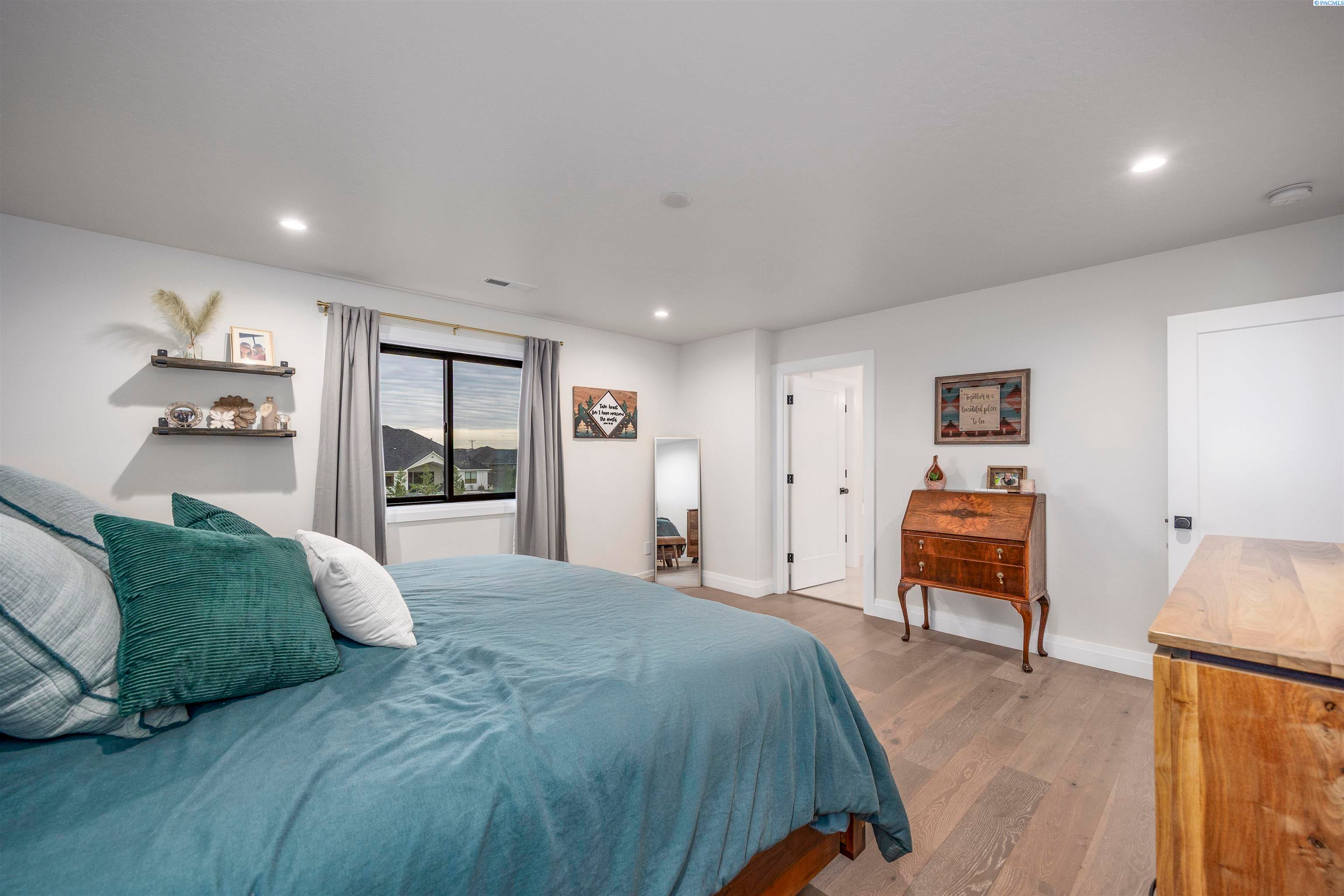 Pasco, Washington, 99301, United States, 4 Bedrooms Bedrooms, ,3 BathroomsBathrooms,Residential,For Sale,2005425