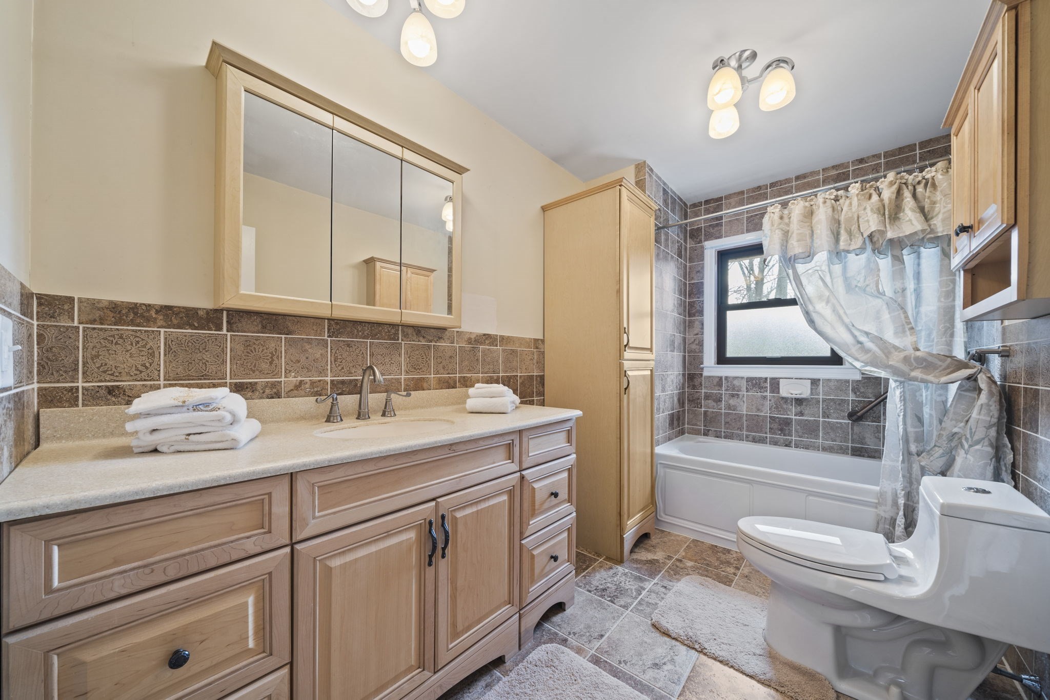 Braintree, Massachusetts, 02184, United States, 3 Bedrooms Bedrooms, ,2 BathroomsBathrooms,Residential,For Sale,2005406