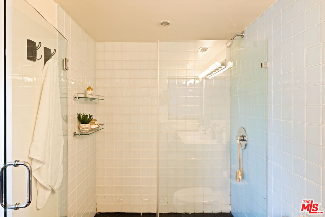 Los Angeles, California, 90038, United States, 2 Bedrooms Bedrooms, ,2 BathroomsBathrooms,Residential,For Sale,1917105
