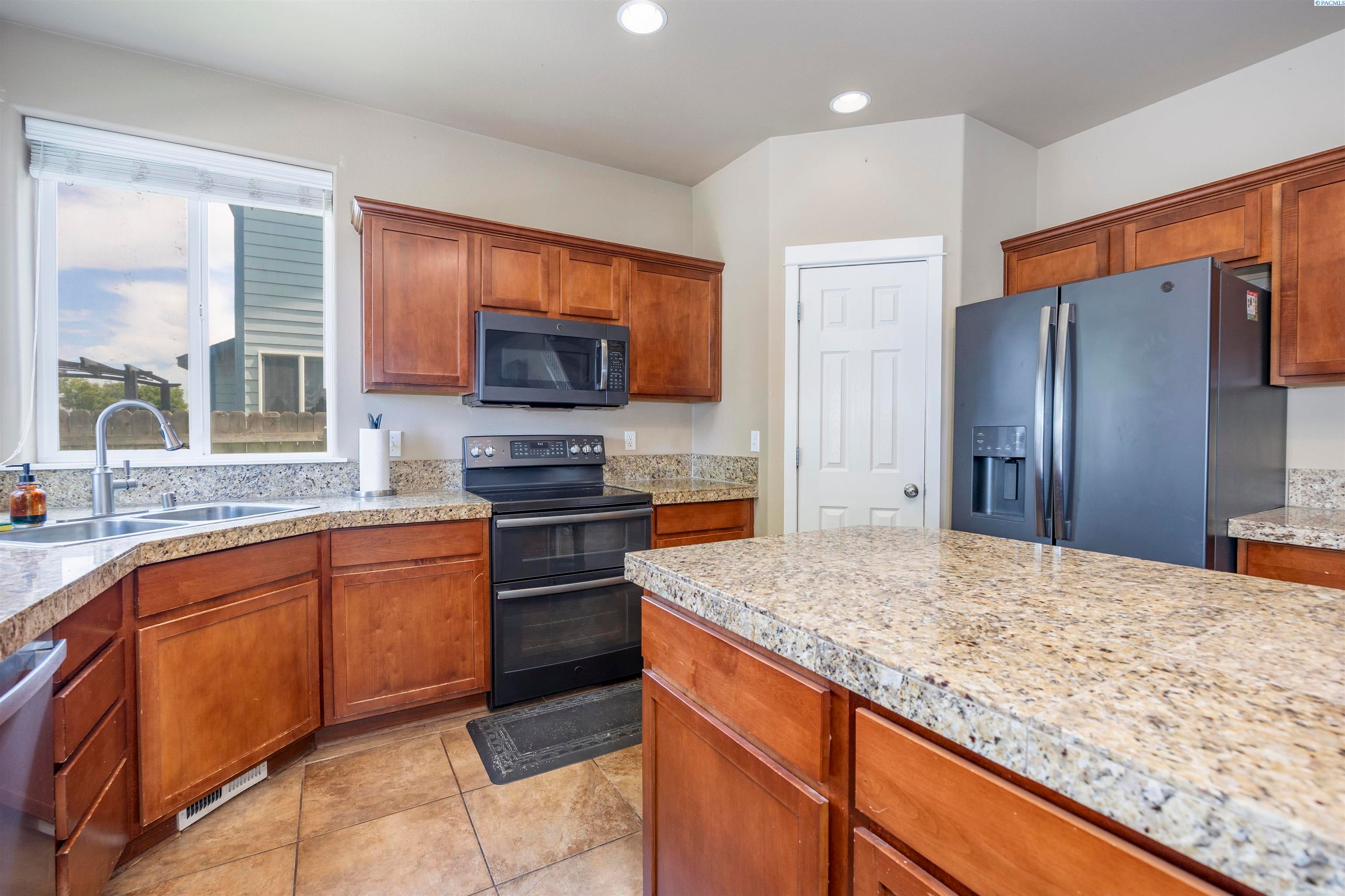 Pasco, Washington, 99301, United States, 5 Bedrooms Bedrooms, ,3 BathroomsBathrooms,Residential,For Sale,1921560