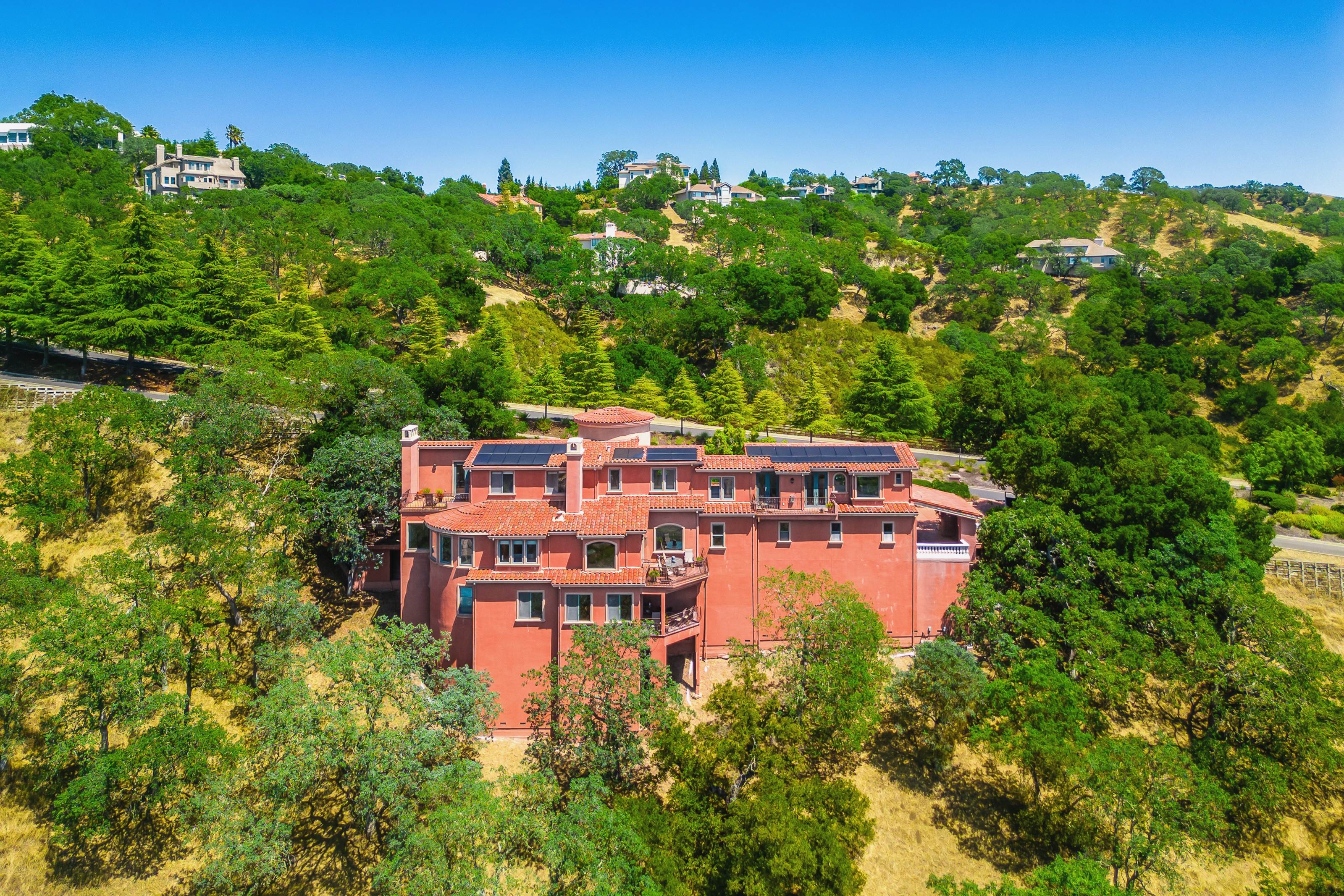  An Extraordinary Round Hill Estate Defined by Privacy, Views, and Sophistication - 物件實景