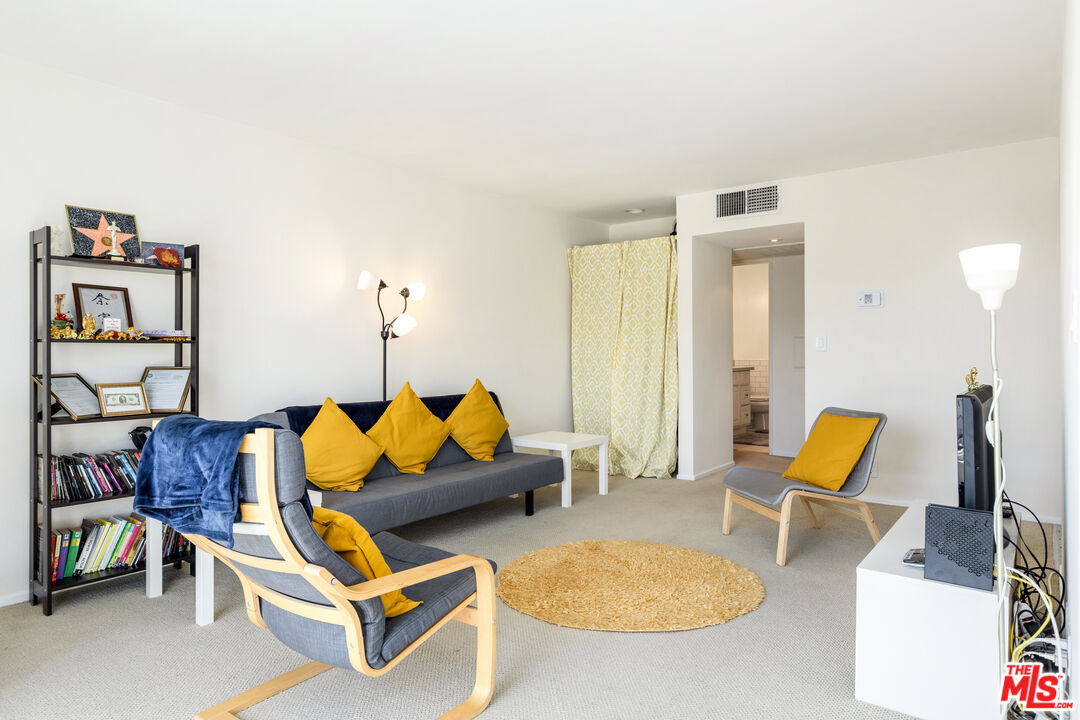 West Hollywood, California, 90069, United States, 1 Bedroom Bedrooms, ,1 BathroomBathrooms,Residential,For Sale,1987979