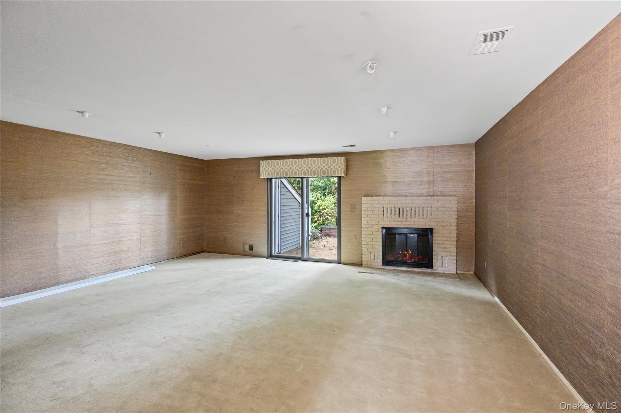 Huntington Station, New York, 11746, United States, 2 Bedrooms Bedrooms, ,2 BathroomsBathrooms,Residential,For Sale,1981328