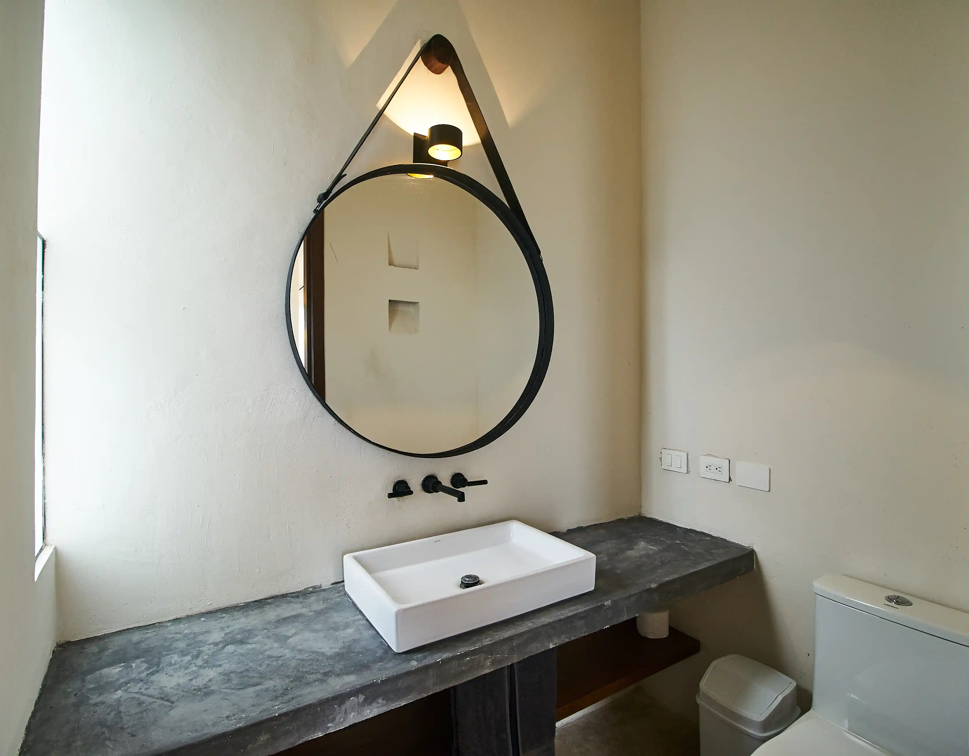  Turnkey Investment: 13-Unit Complex at Market Price - 物件實景