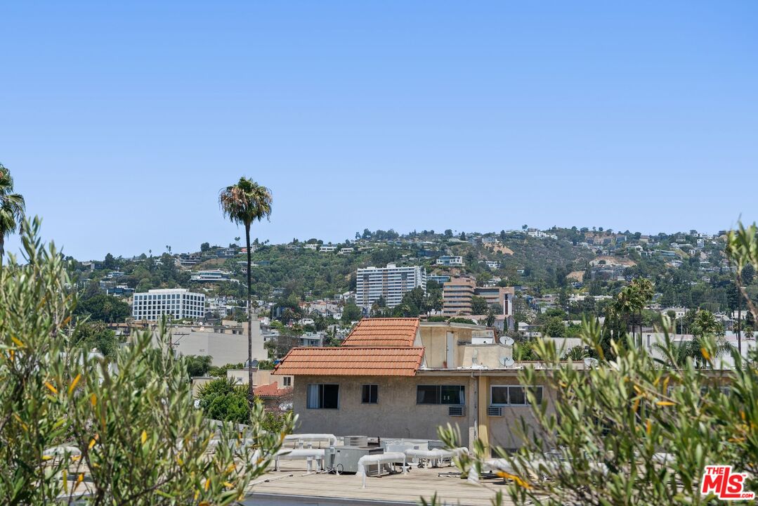 West Hollywood, California, 90069, United States, 2 Bedrooms Bedrooms, ,3 BathroomsBathrooms,Residential,For Sale,1896709