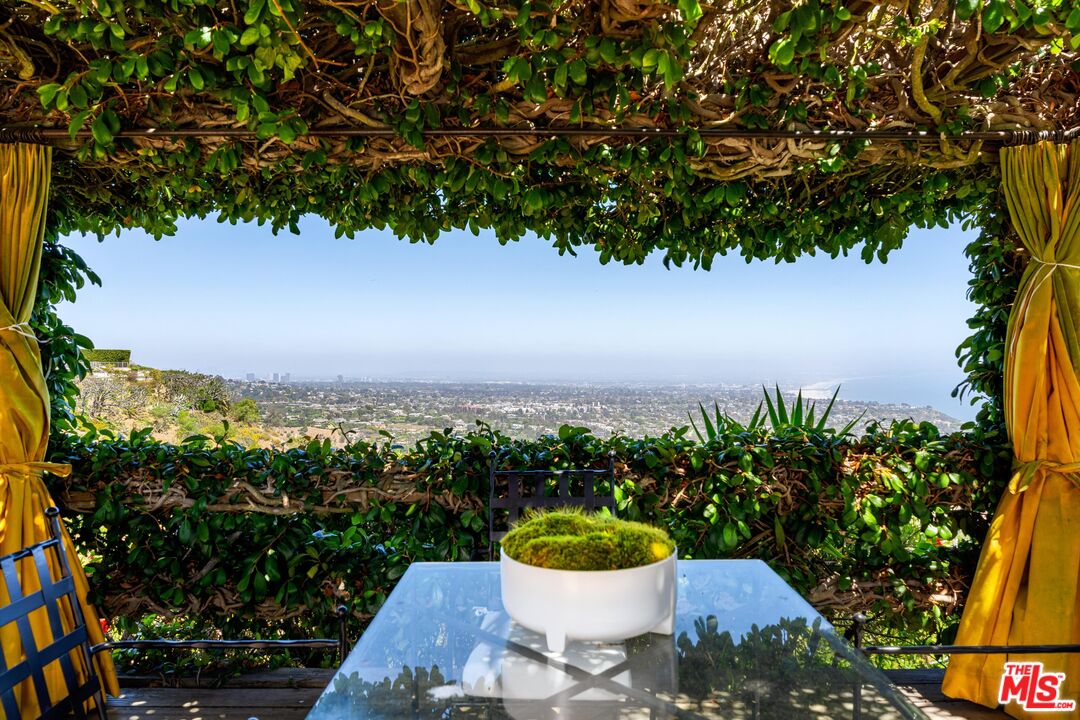 Pacific Palisades, California, 90272, United States, 4 Bedrooms Bedrooms, ,2 BathroomsBathrooms,Residential,For Sale,1770890