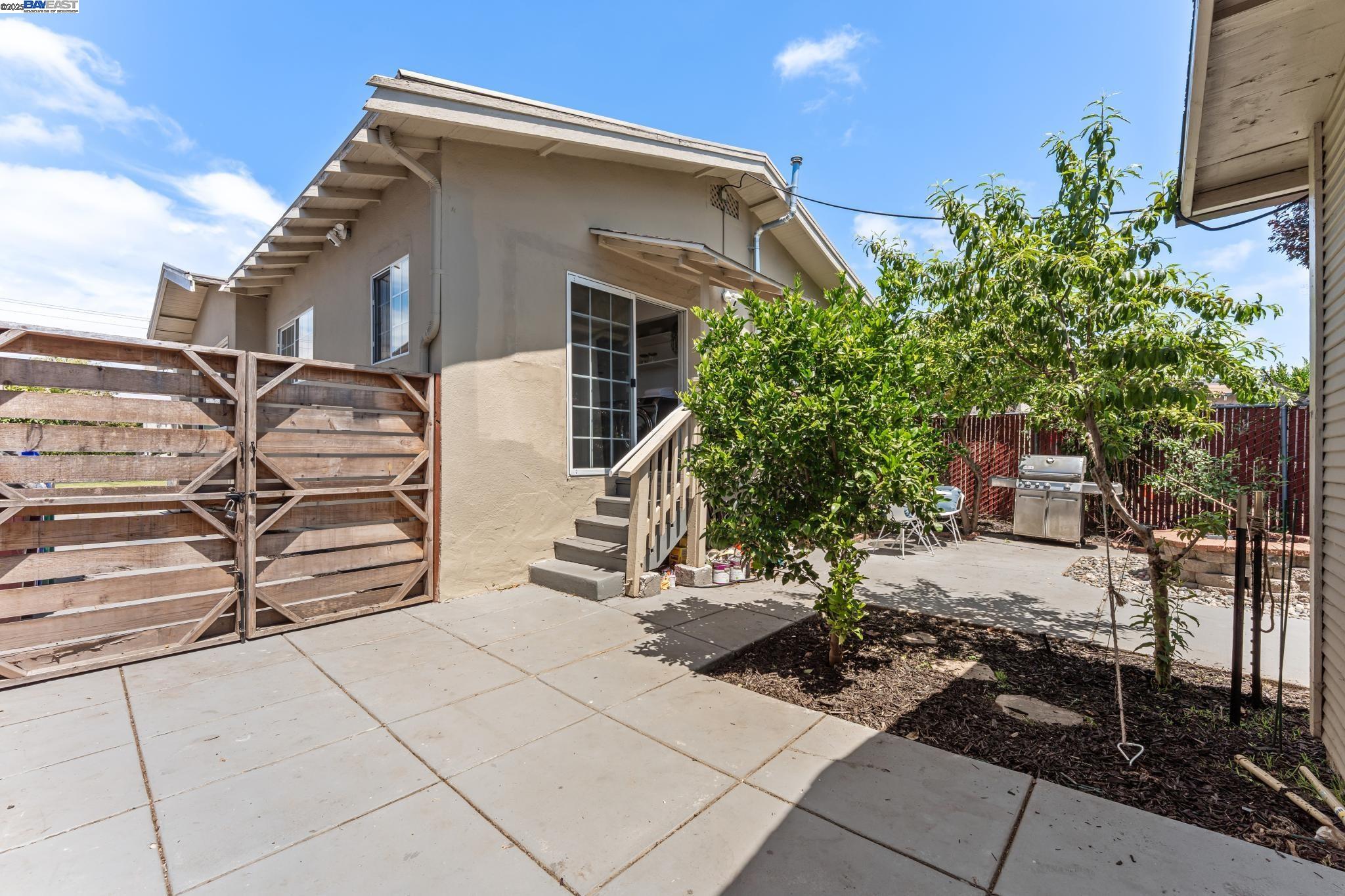 Oakland, California, 94605, United States, 2 Bedrooms Bedrooms, ,1 BathroomBathrooms,Residential,For Sale,1901518