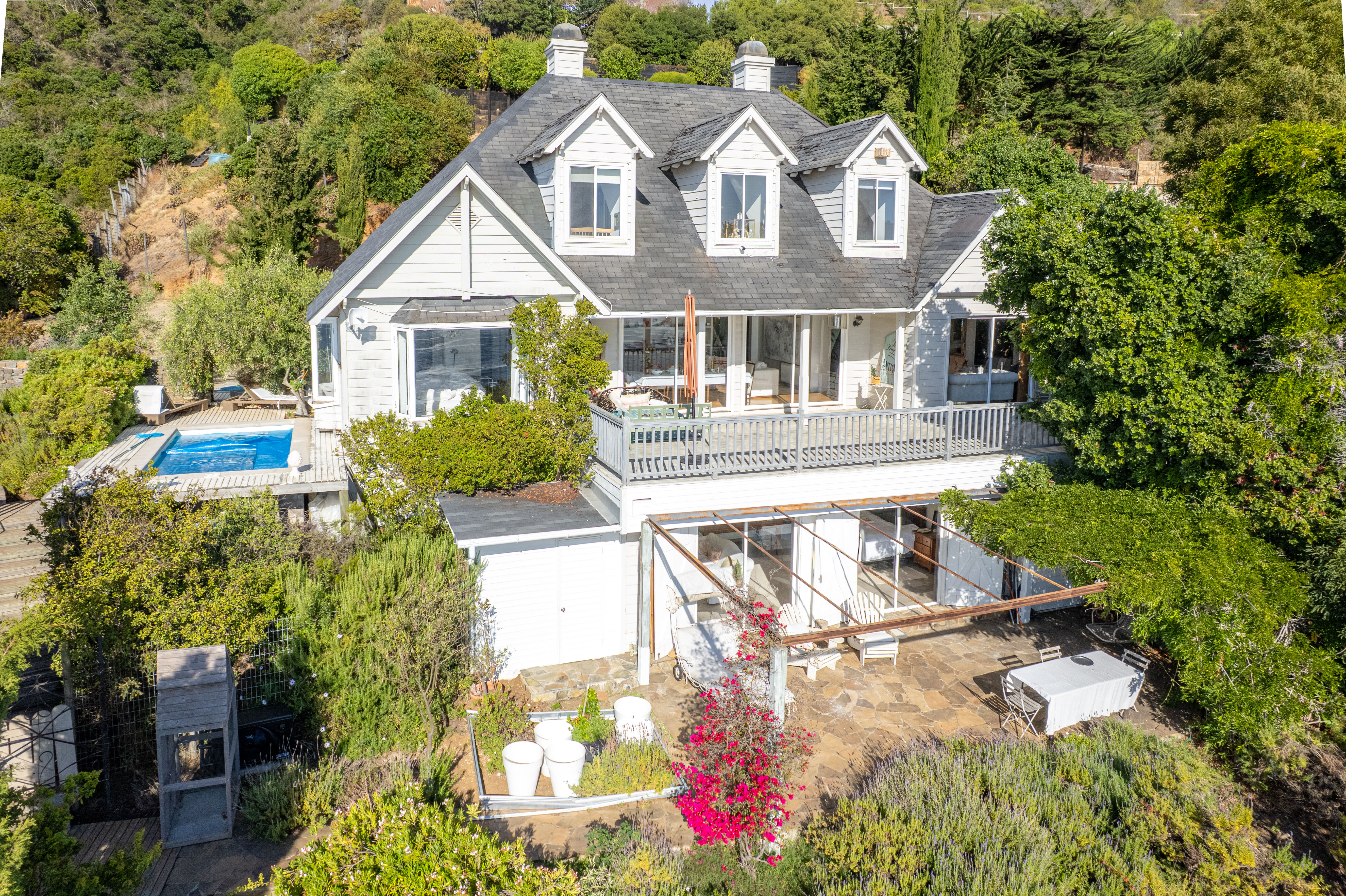  Georgian-style home in El Boldo gated community with ocean views - 物件實景