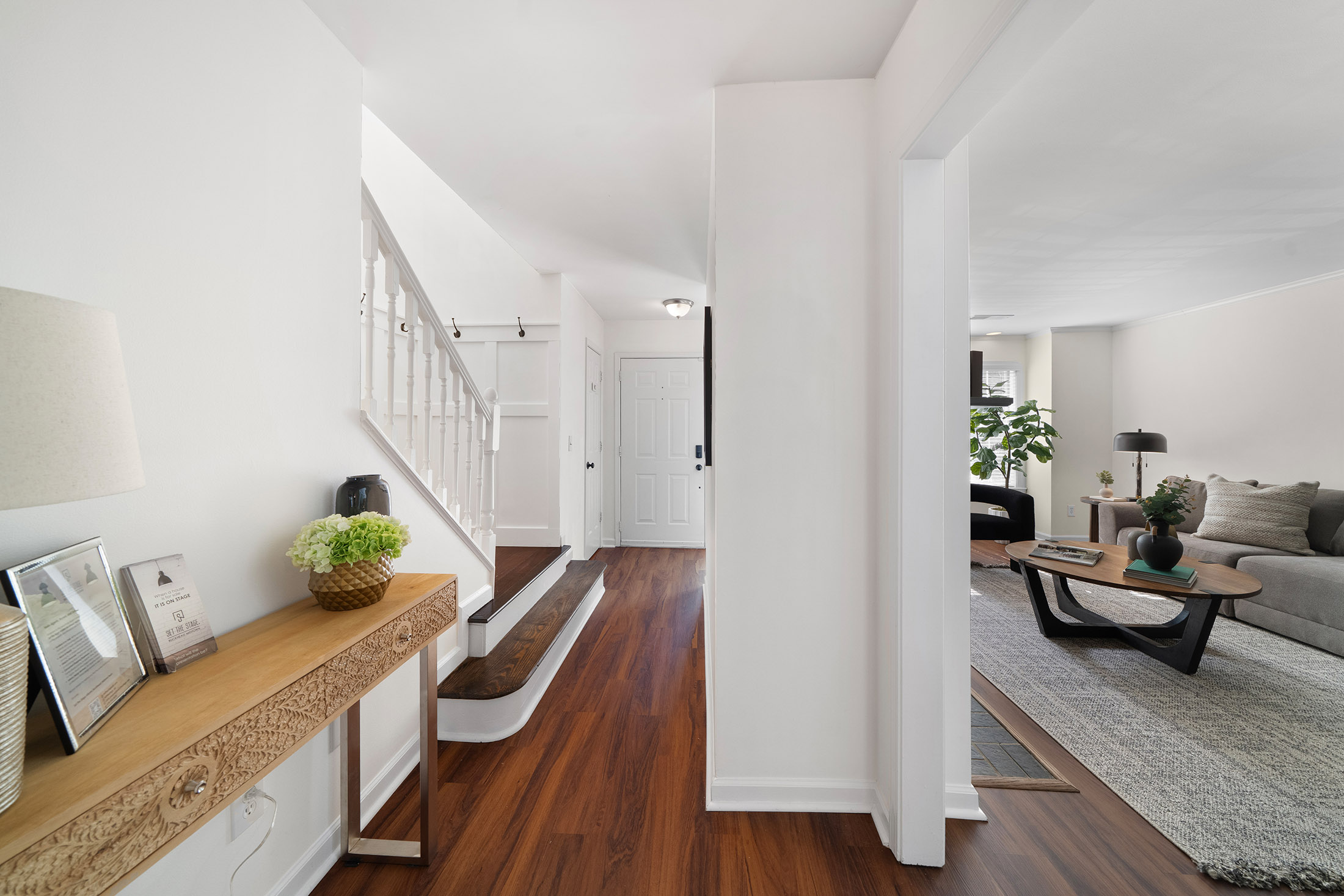  Stunning Turn-key Townhome Tucked Away in Desirable Woodbridge Crossing - 物件實景