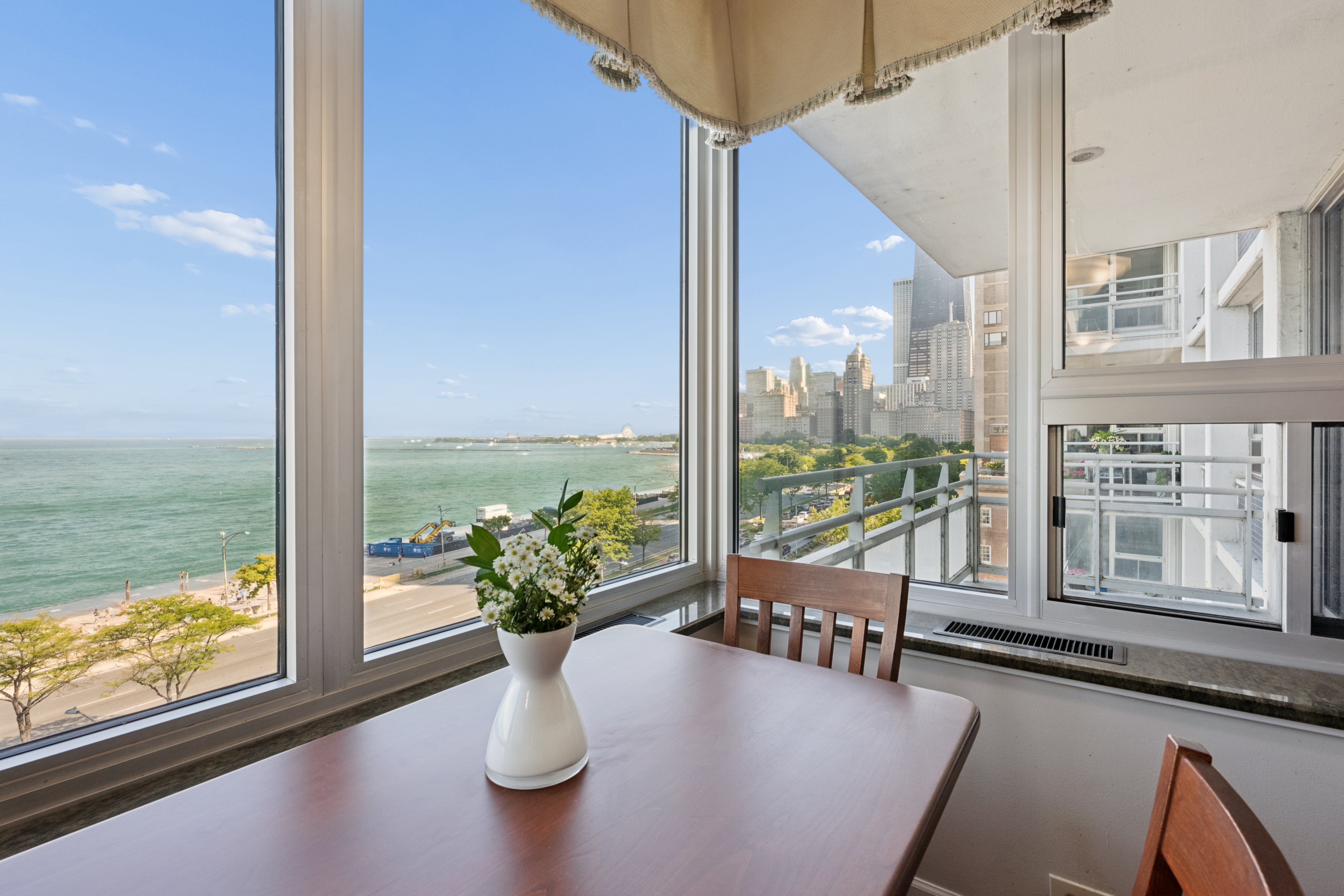  Clean, Inviting and Filled with Iconic City and Lake Views - 物件實景