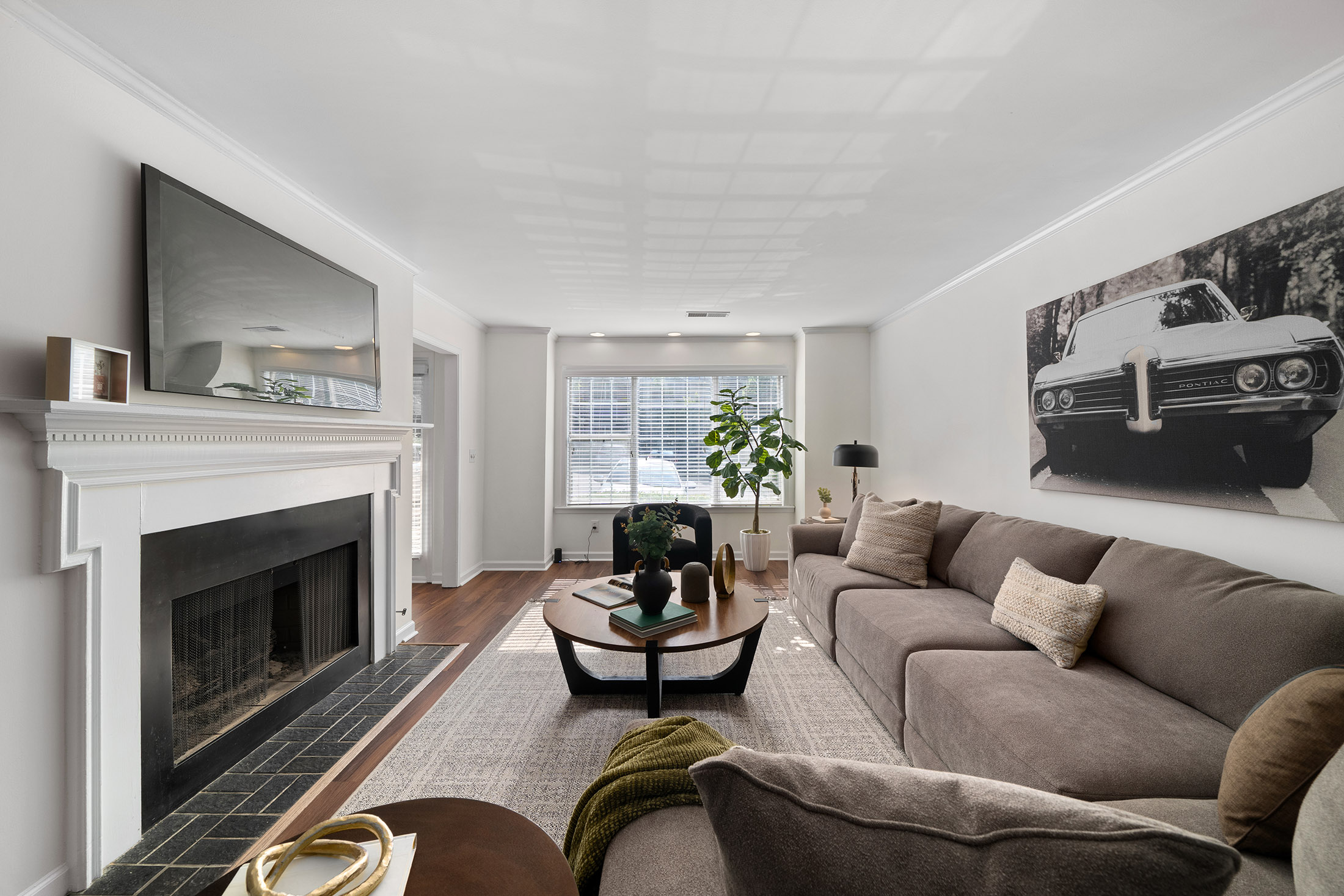 Stunning Turn-key Townhome Tucked Away in Desirable Woodbridge Crossing - 物件實景