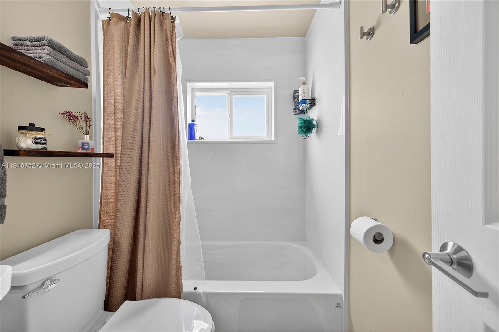 Hollywood, Florida, 33024, United States, 3 Bedrooms Bedrooms, ,2 BathroomsBathrooms,Residential,For Sale,1995844