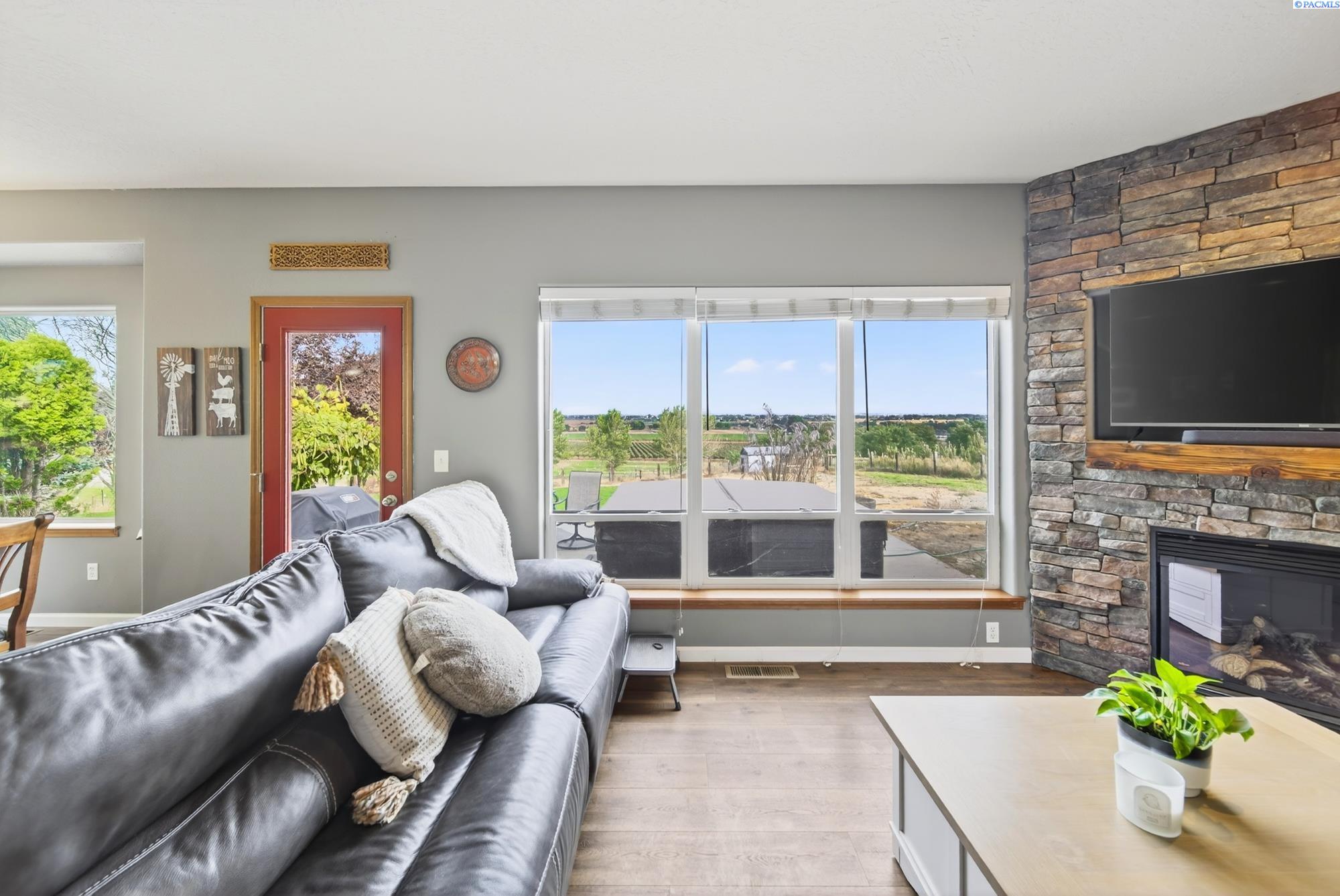 Prosser, Washington, 99350, United States, 3 Bedrooms Bedrooms, ,2 BathroomsBathrooms,Residential,For Sale,1964108