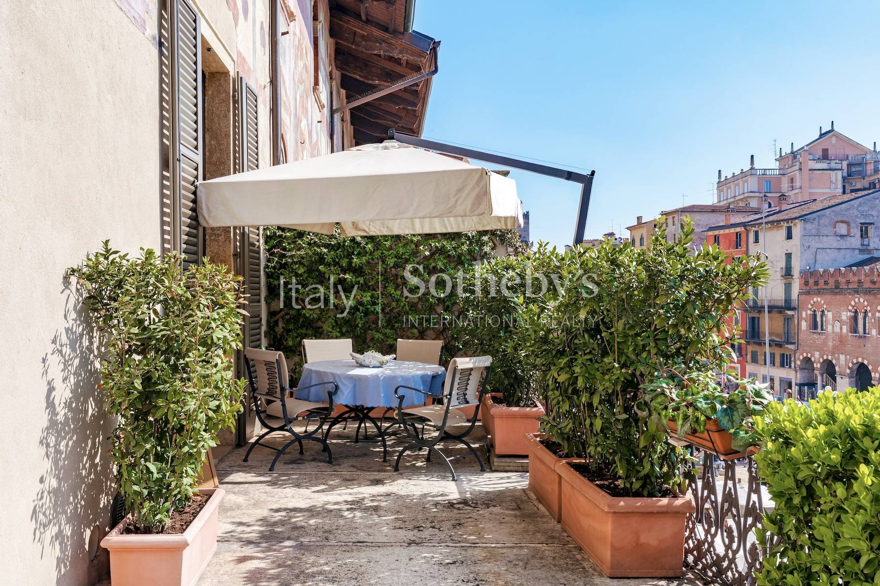  Iconic frescoed residence with terrace in Piazza delle Erbe - 物件實景