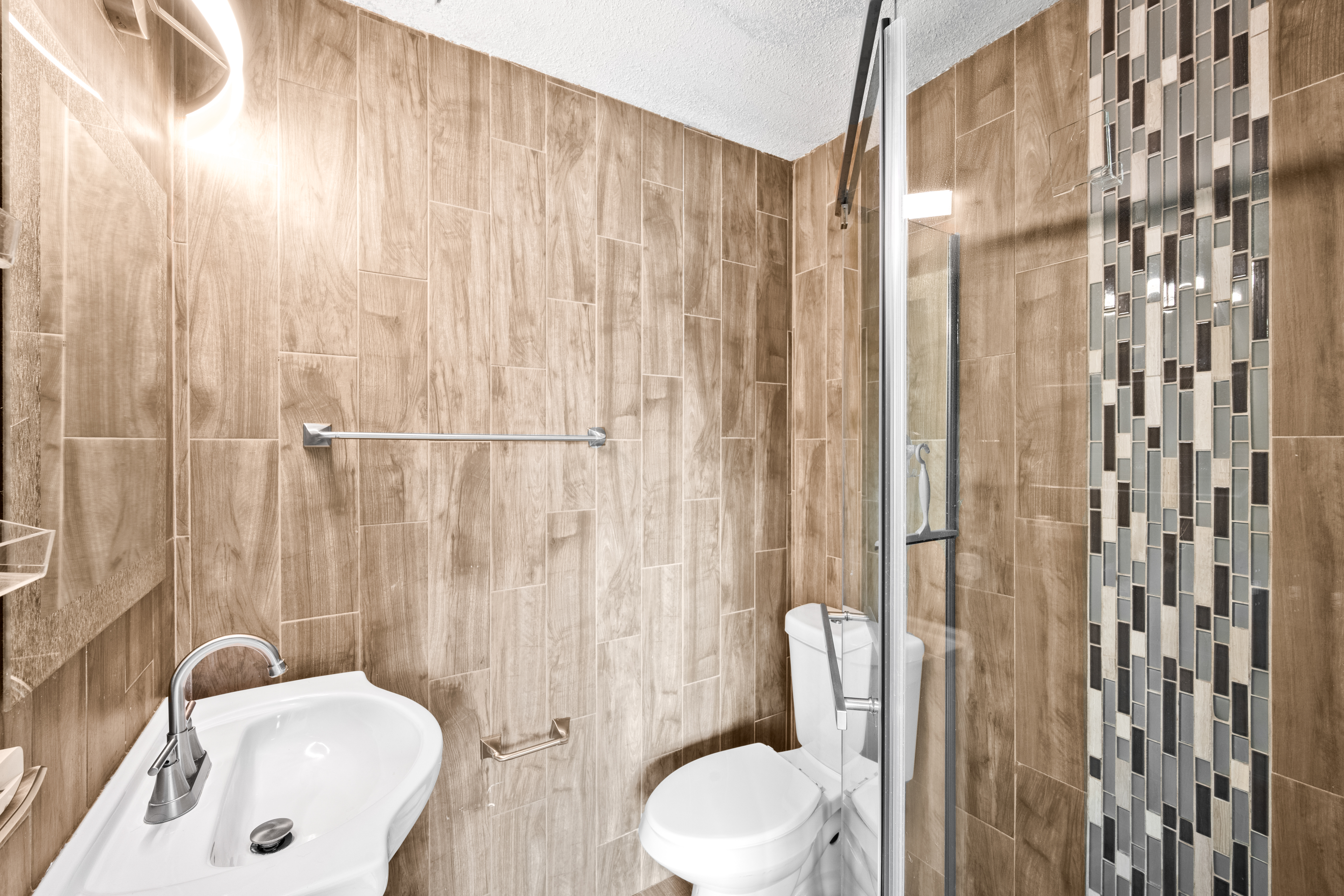  5 Bedroom Home Just Steps From Huston Lake Park - 物件實景