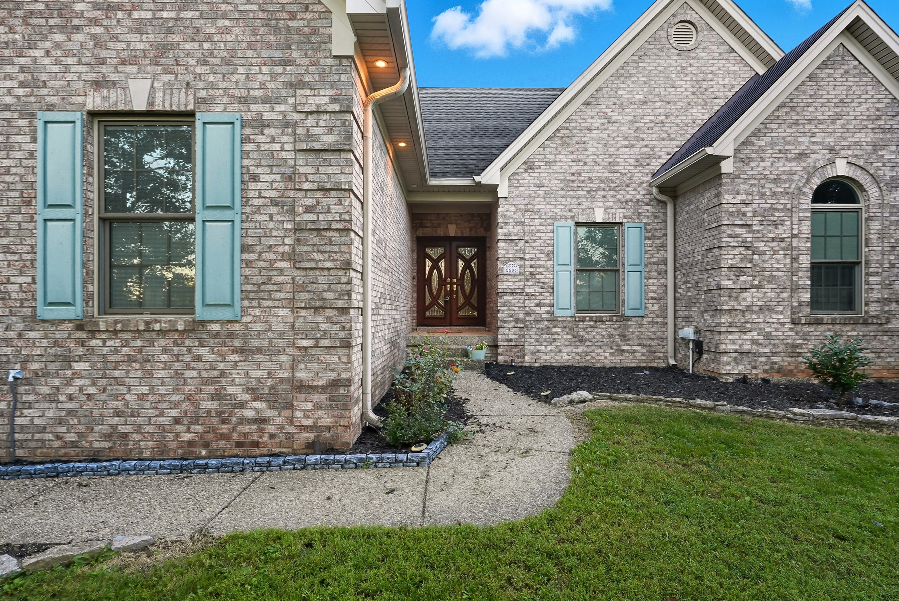 Louisville, Kentucky, 40220, United States, 3 Bedrooms Bedrooms, ,4 BathroomsBathrooms,Residential,For Sale,1979535