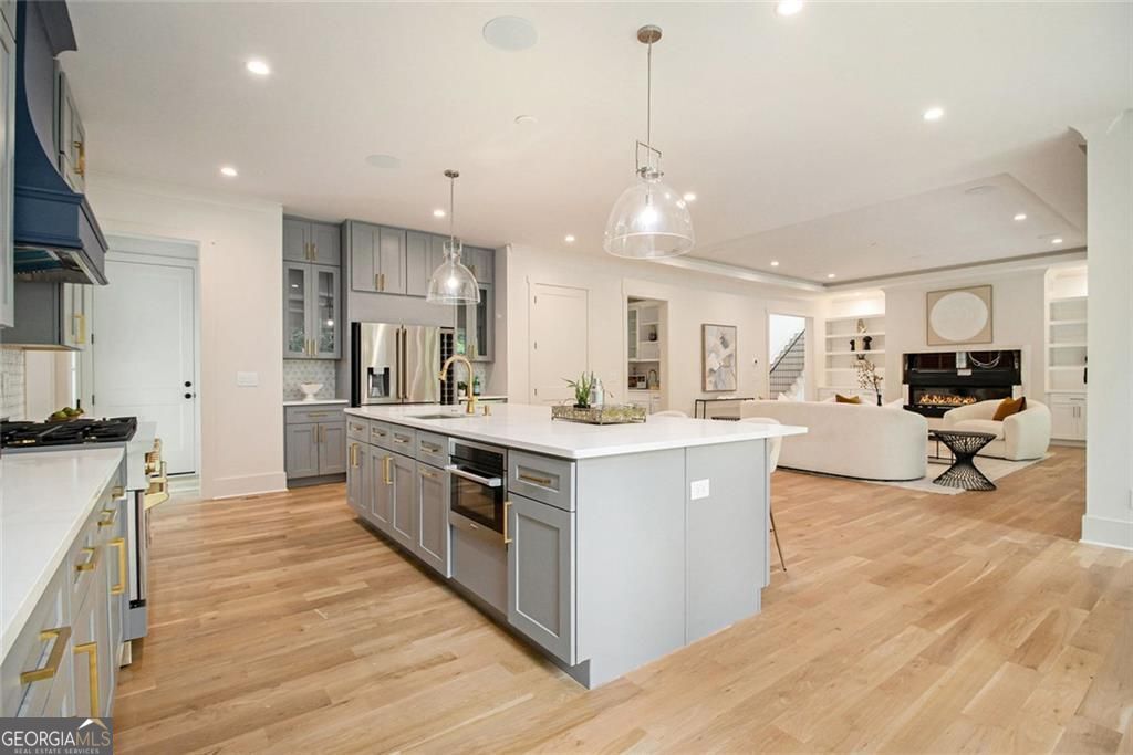 Atlanta, Georgia, 30342, United States, 6 Bedrooms Bedrooms, ,8 BathroomsBathrooms,Residential,For Sale,1858918