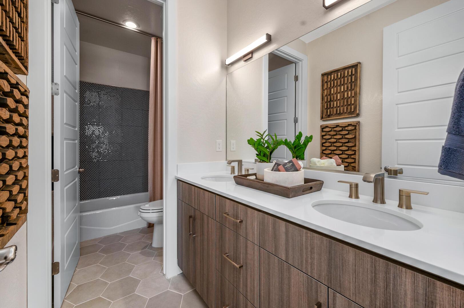 Tulare, California, 93274, United States, 4 Bedrooms Bedrooms, ,3 BathroomsBathrooms,Residential,For Sale,1975165