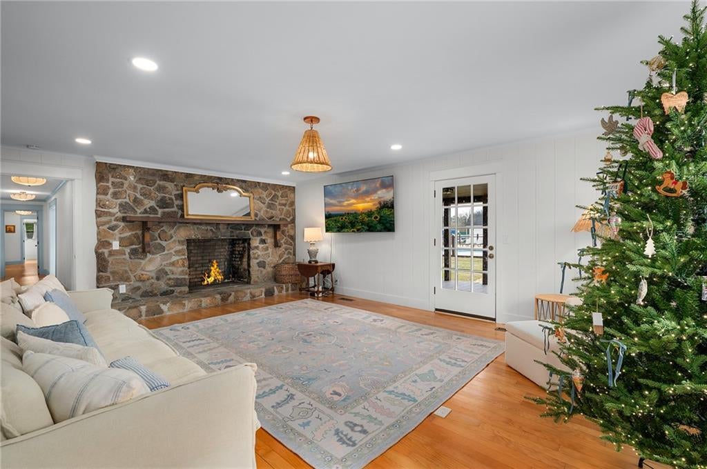 Calhoun, Georgia, 30701, United States, 4 Bedrooms Bedrooms, ,4 BathroomsBathrooms,Residential,For Sale,2005129