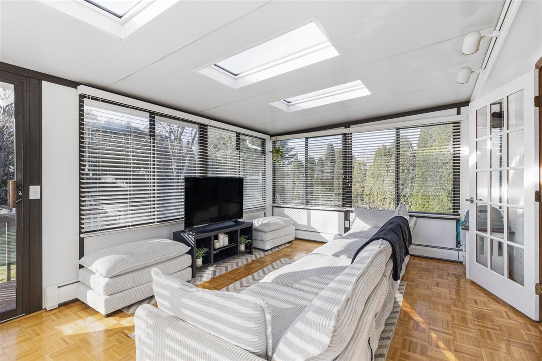 Cranston, Rhode Island, 02921, United States, 3 Bedrooms Bedrooms, ,2 BathroomsBathrooms,Residential,For Sale,1996913