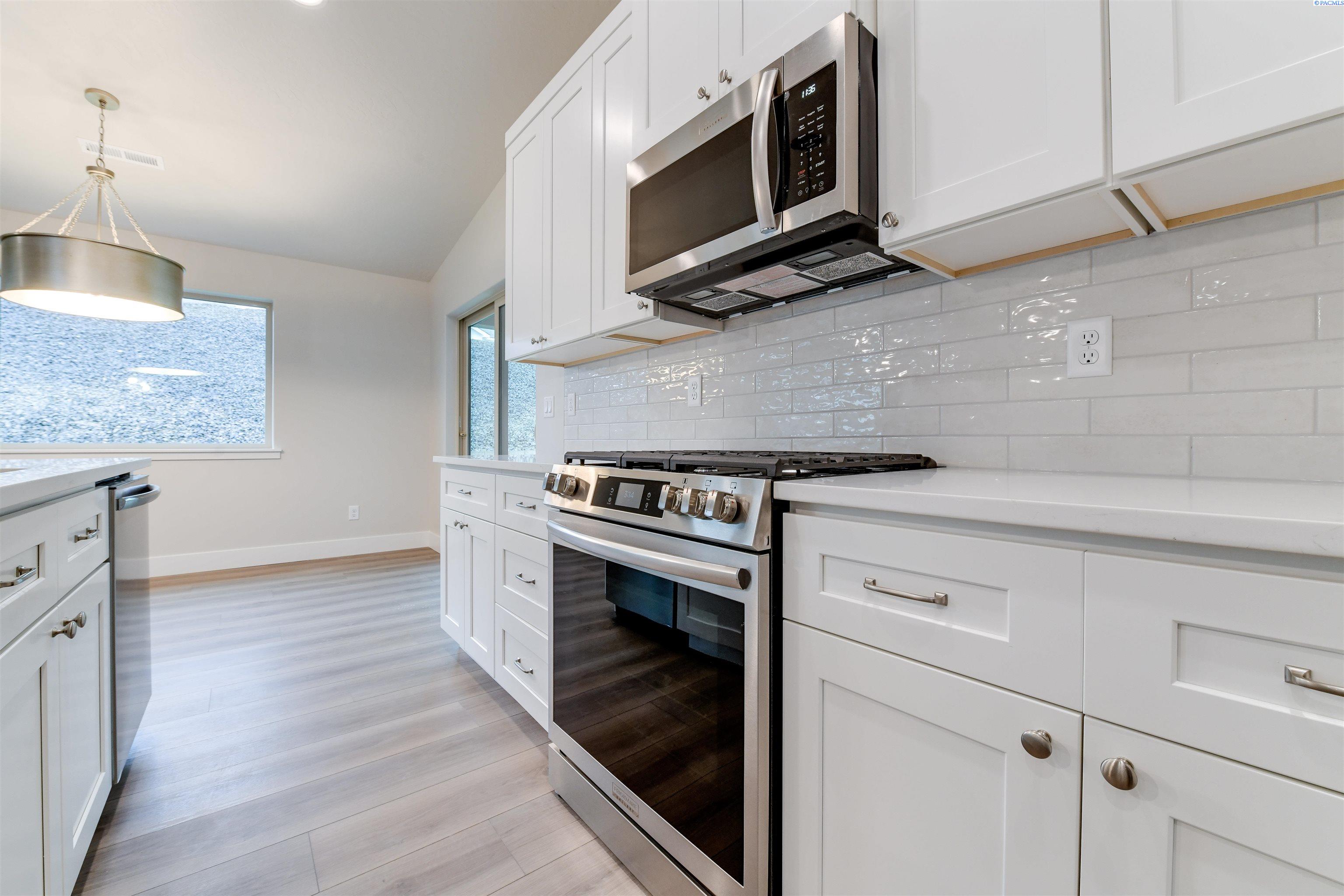 Kennewick, Washington, 99338, United States, 4 Bedrooms Bedrooms, ,1 BathroomBathrooms,Residential,For Sale,1933332