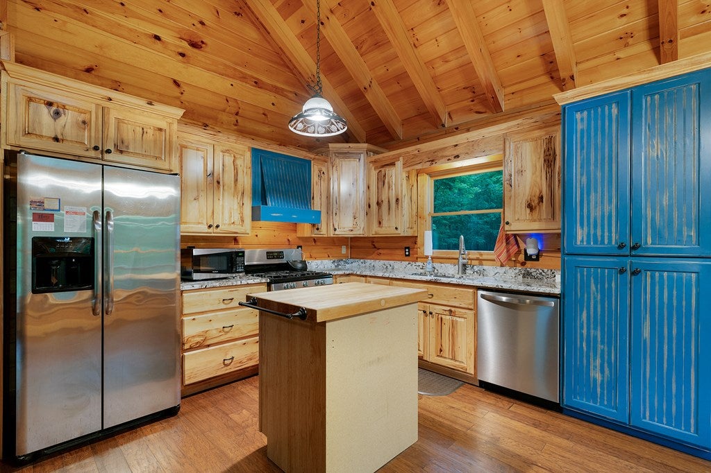 Ellijay, Georgia, 30540, United States, 3 Bedrooms Bedrooms, ,3 BathroomsBathrooms,Residential,For Sale,1837268