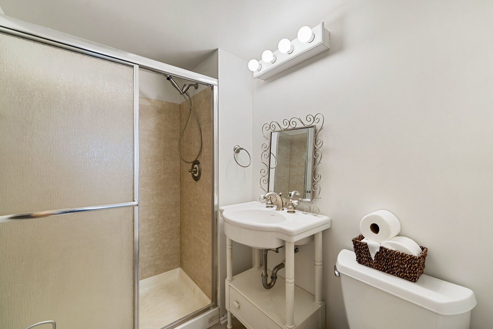 Chicago, Illinois, 60641, United States, 4 Bedrooms Bedrooms, ,3 BathroomsBathrooms,Residential,For Sale,1940244