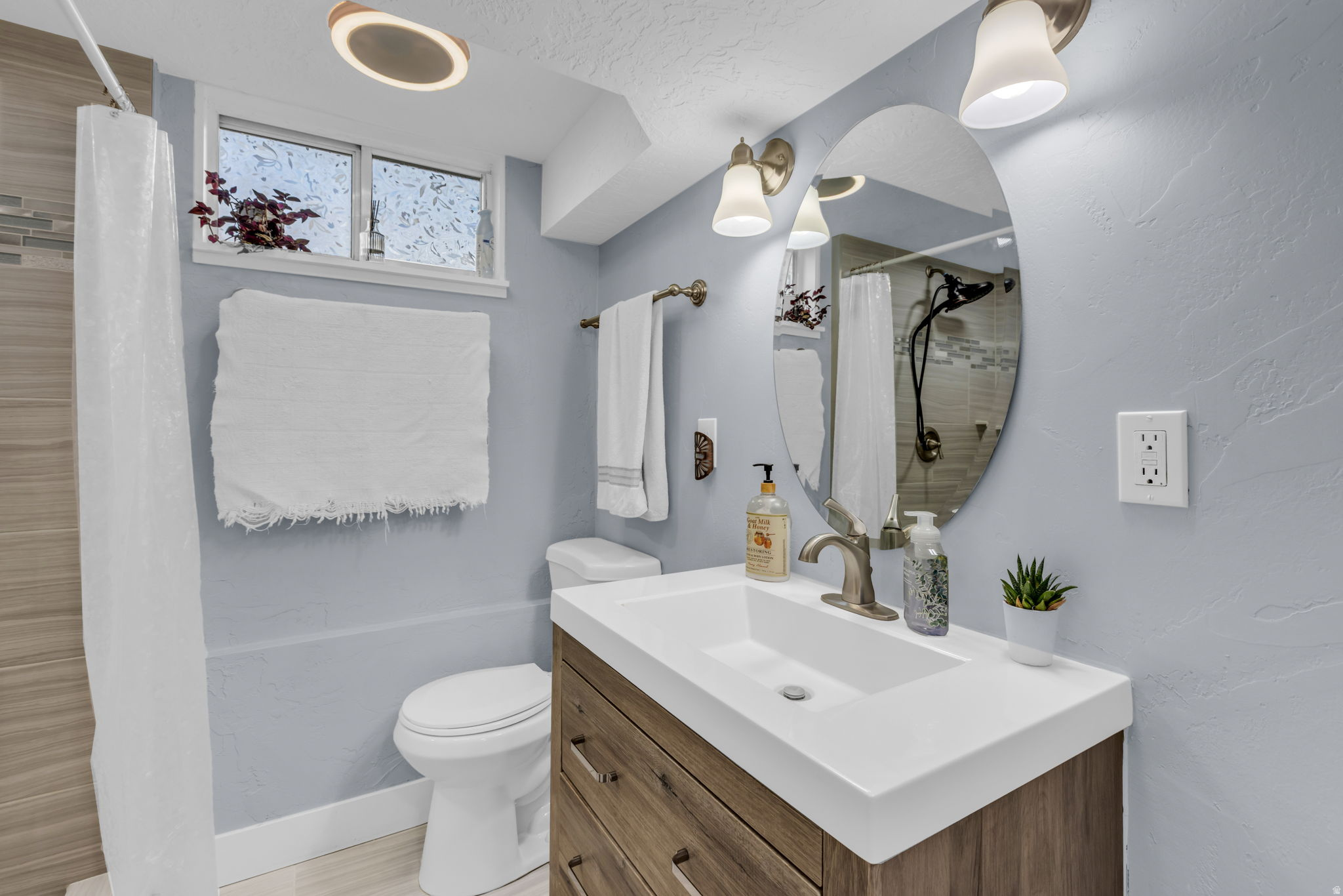 Cottonwood Heights, Utah, 84121, United States, 6 Bedrooms Bedrooms, ,1 BathroomBathrooms,Residential,For Sale,1995877