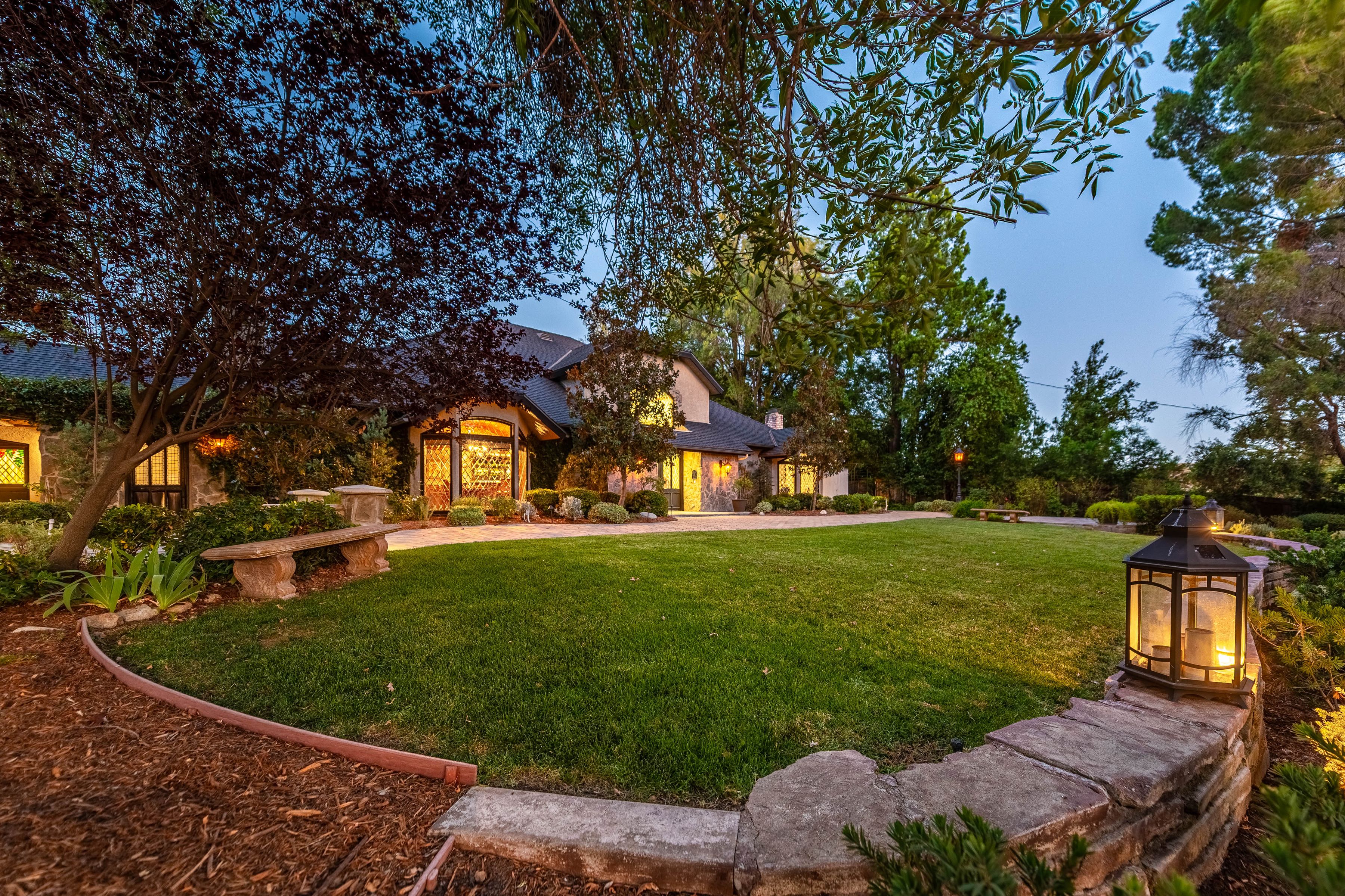 Gated Estate on Nearly 2 Acres - 物件實景