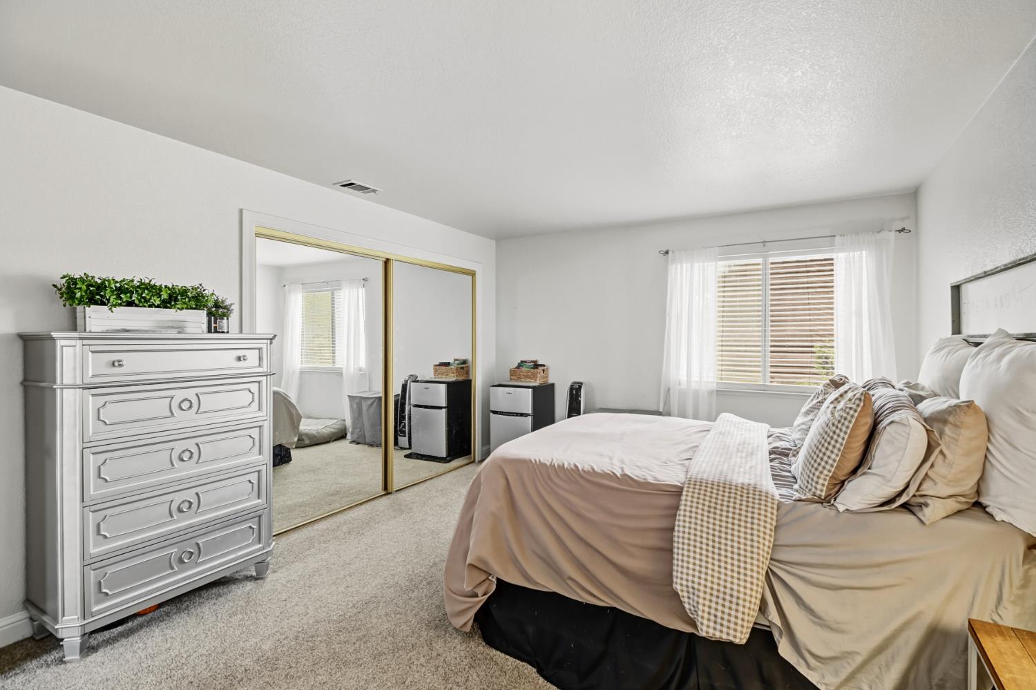 Elk Grove, California, 95624, United States, 4 Bedrooms Bedrooms, ,4 BathroomsBathrooms,Residential,For Sale,1987629