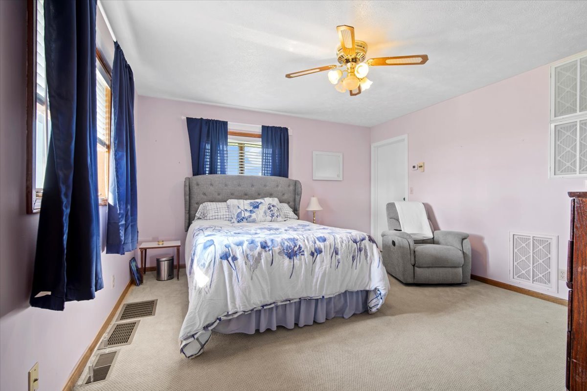 Saunemin, Illinois, 61769, United States, 4 Bedrooms Bedrooms, ,4 BathroomsBathrooms,Residential,For Sale,1958383