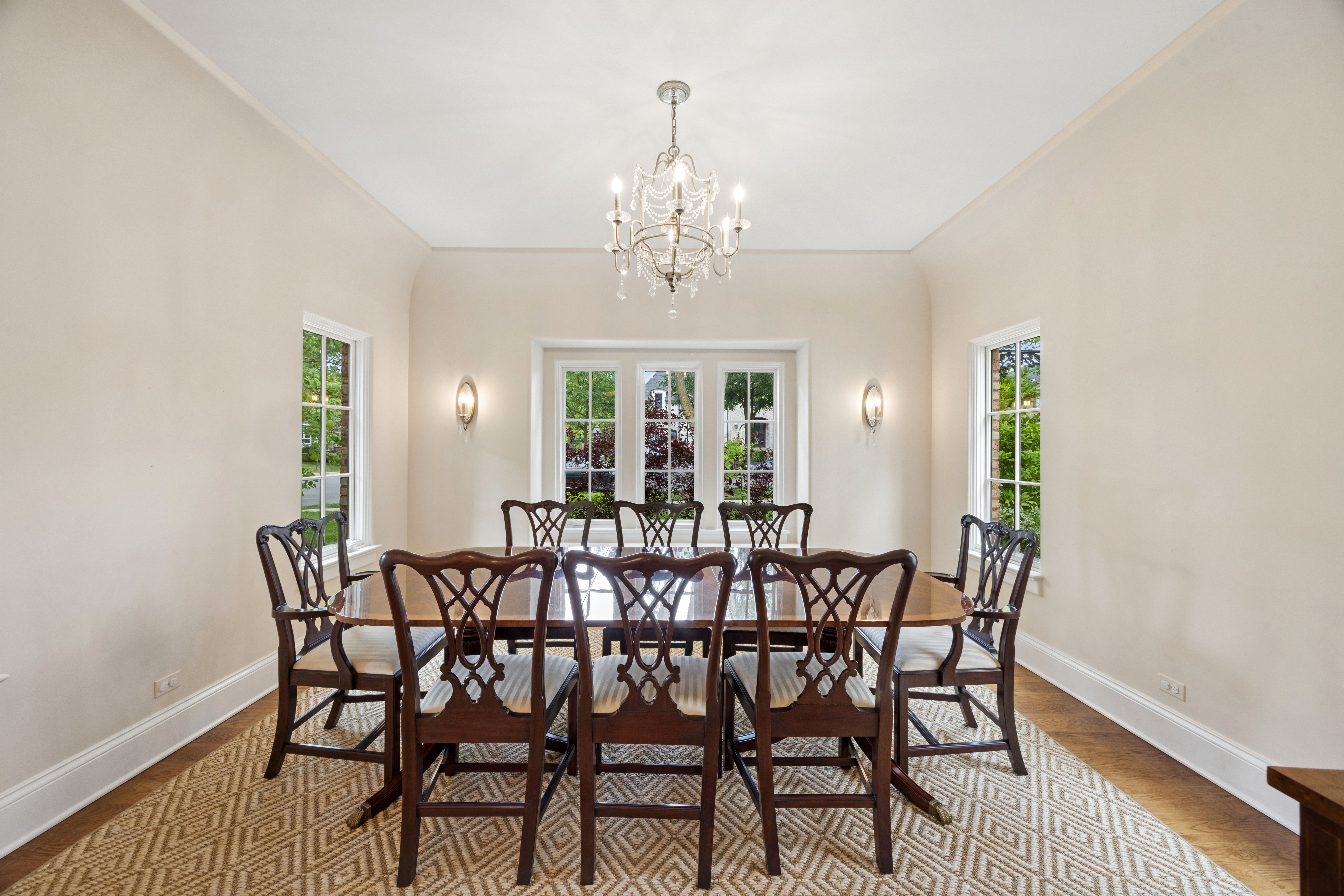  Timeless Architectural Detail with Warm, Inviting Living Spaces - 物件實景