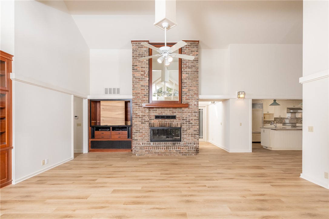 Fayetteville, Arkansas, 72703, United States, 3 Bedrooms Bedrooms, ,3 BathroomsBathrooms,Residential,For Sale,1989133