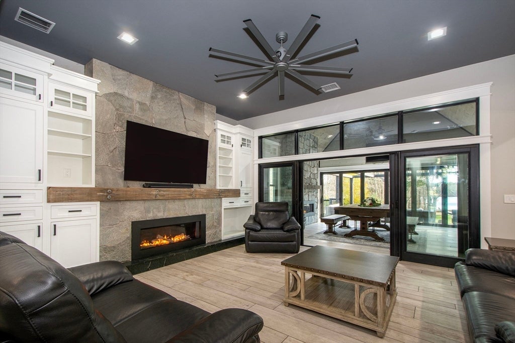 Carver, Massachusetts, 02330, United States, 5 Bedrooms Bedrooms, ,6 BathroomsBathrooms,Residential,For Sale,2005561