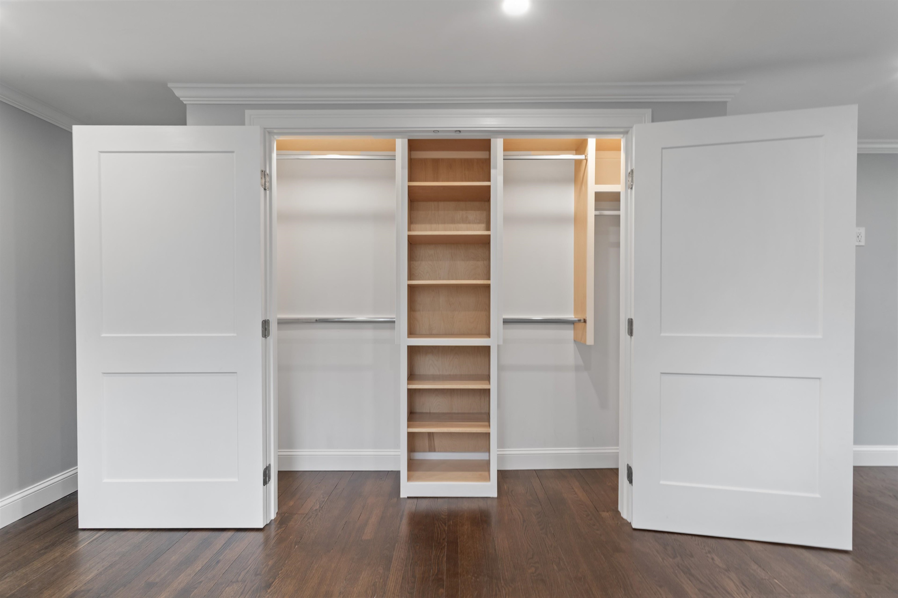 Portsmouth, New Hampshire, 03801, United States, 3 Bedrooms Bedrooms, ,1 BathroomBathrooms,Residential,For Sale,1991010